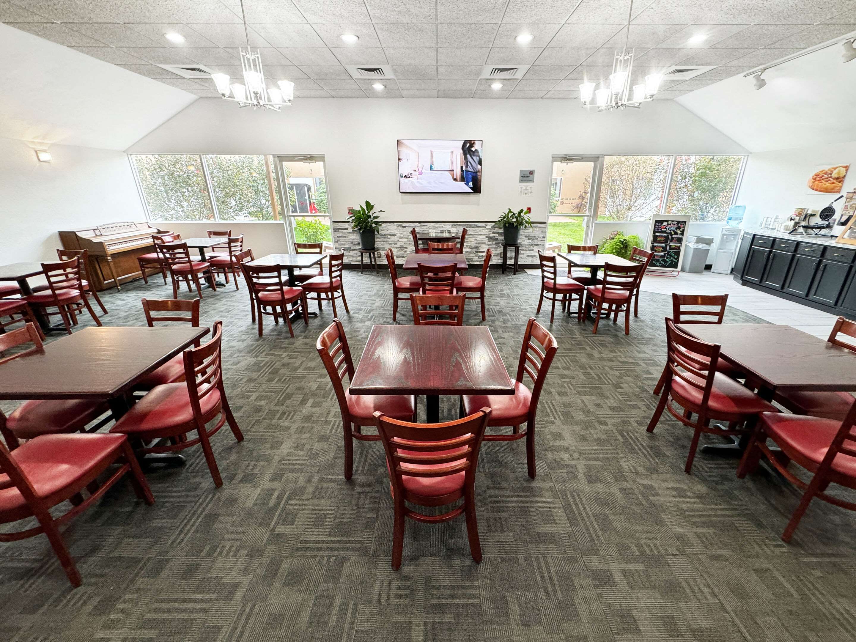 Breakfast area | Econo Lodge Rothschild