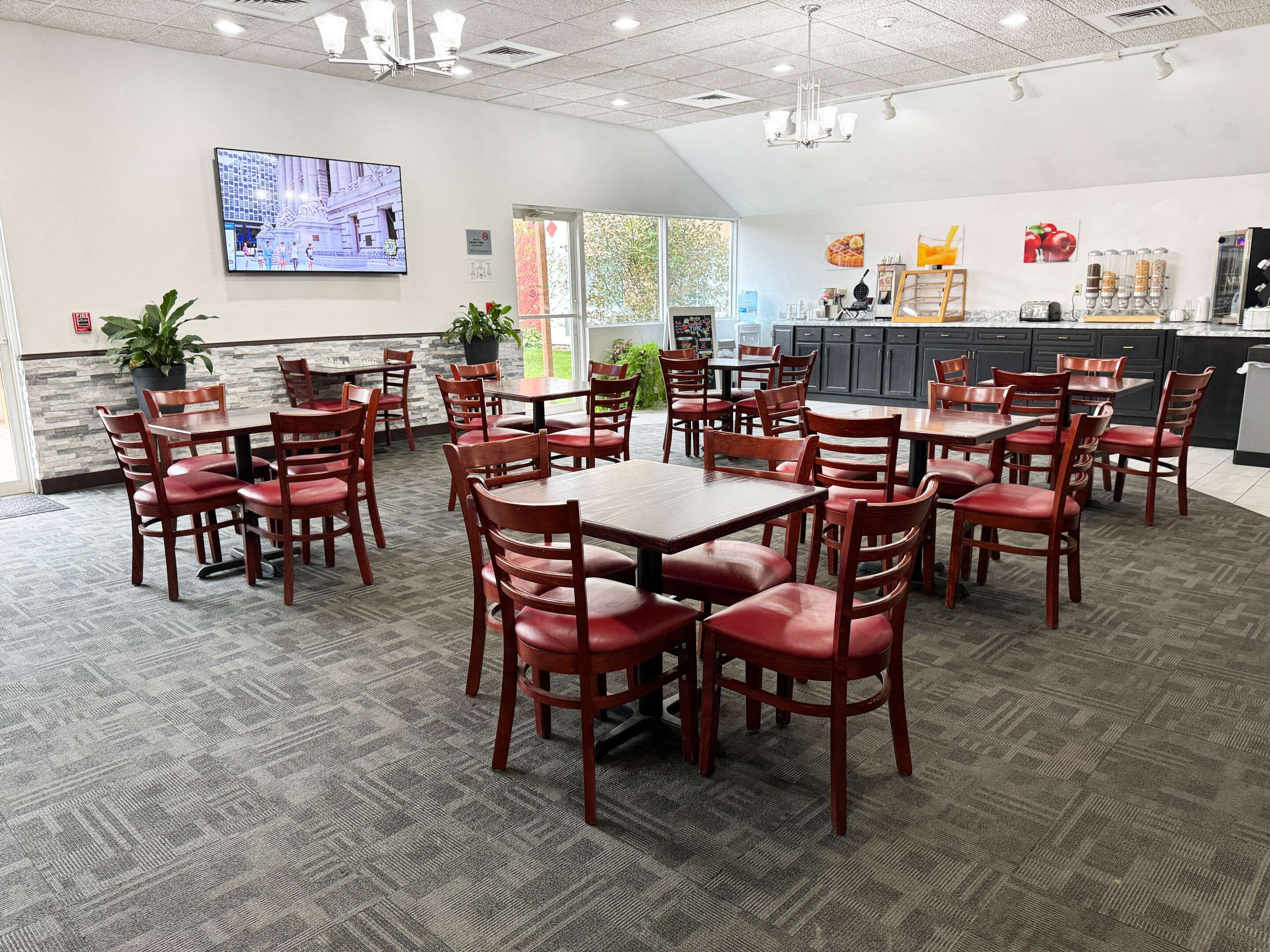 Breakfast area | Econo Lodge Rothschild
