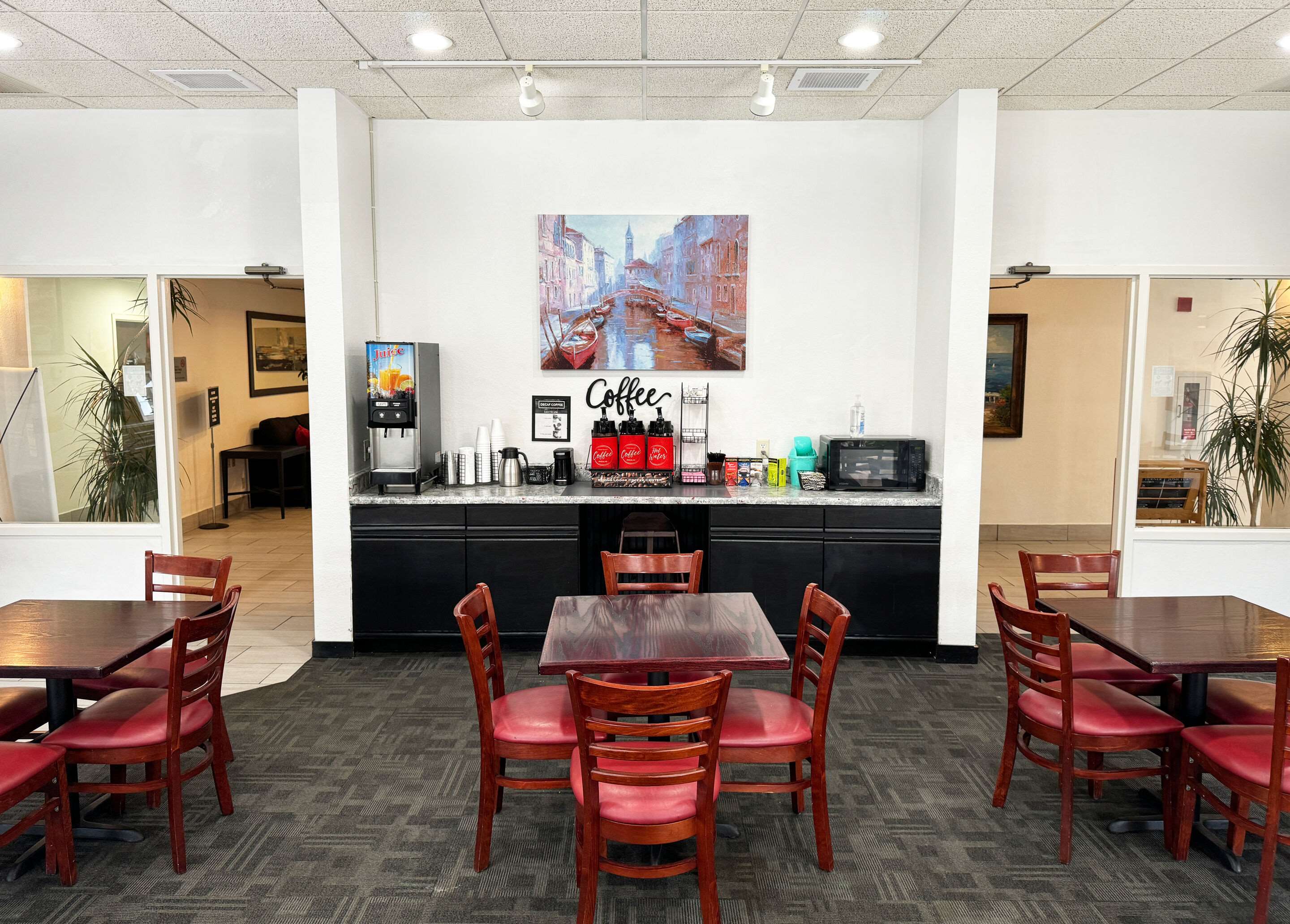 Breakfast area | Econo Lodge Rothschild