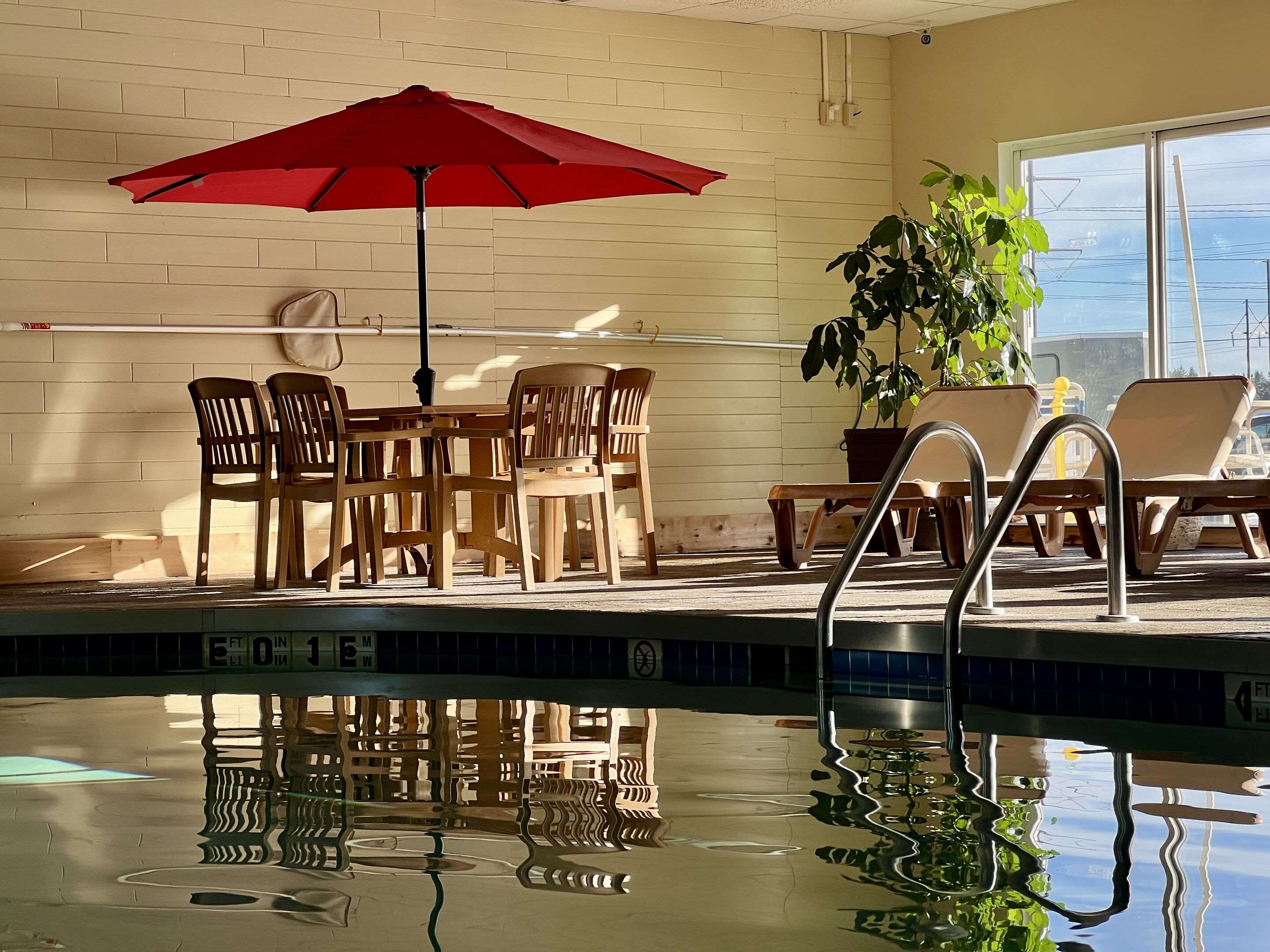 Relax by the pool | Econo Lodge Rothschild