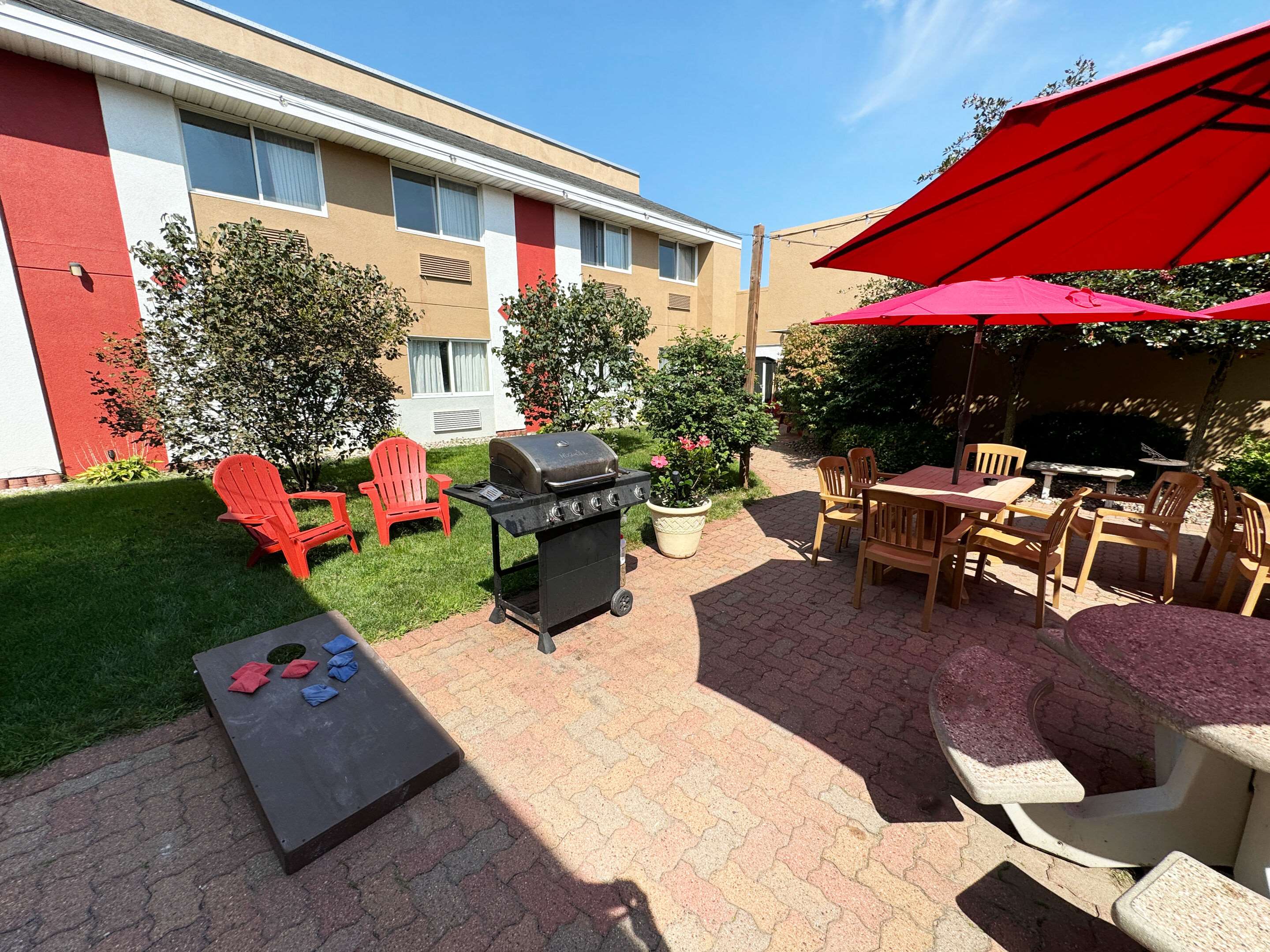 Hotel patio | Econo Lodge Rothschild