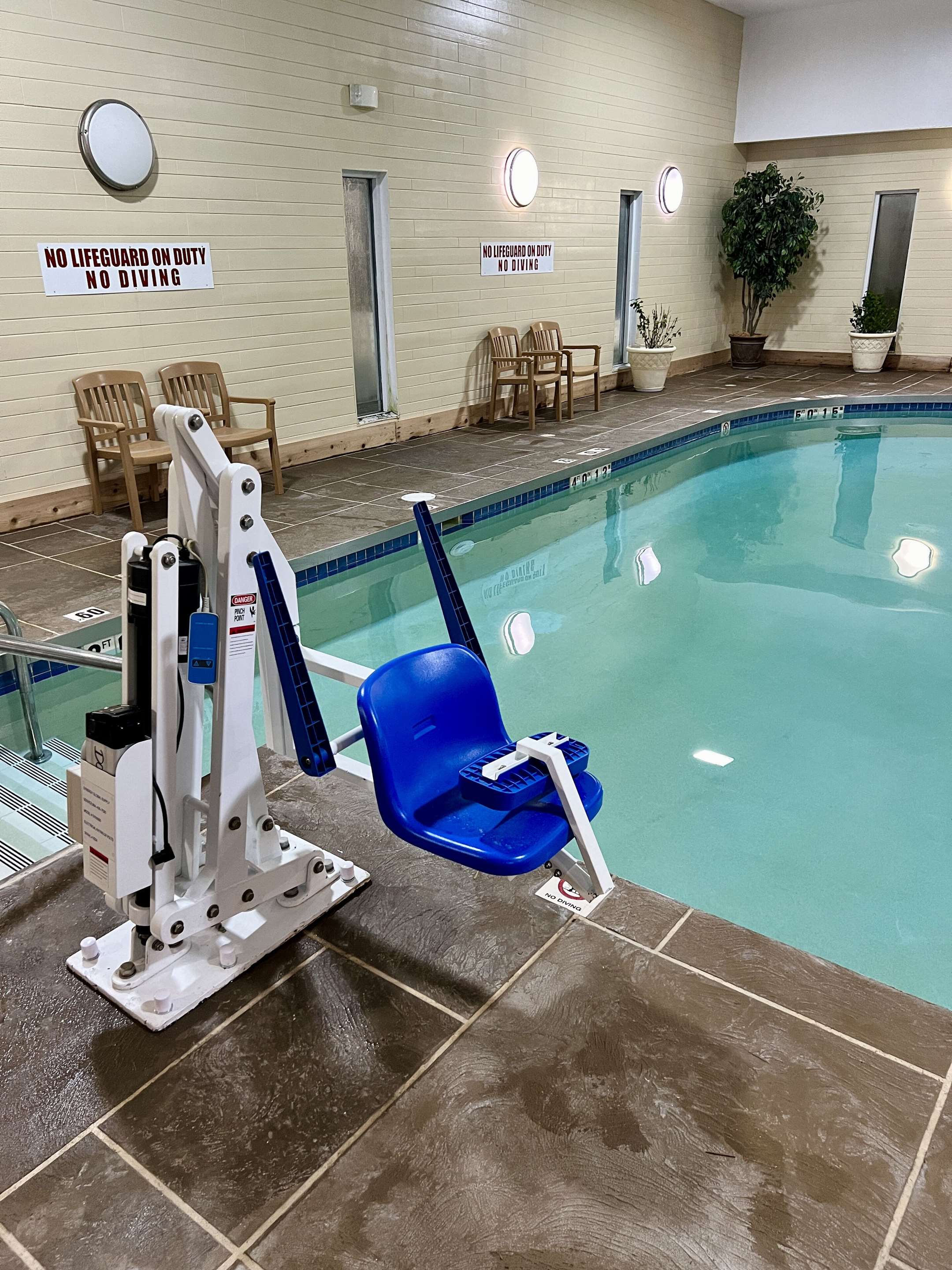 Indoor pool | Econo Lodge Rothschild
