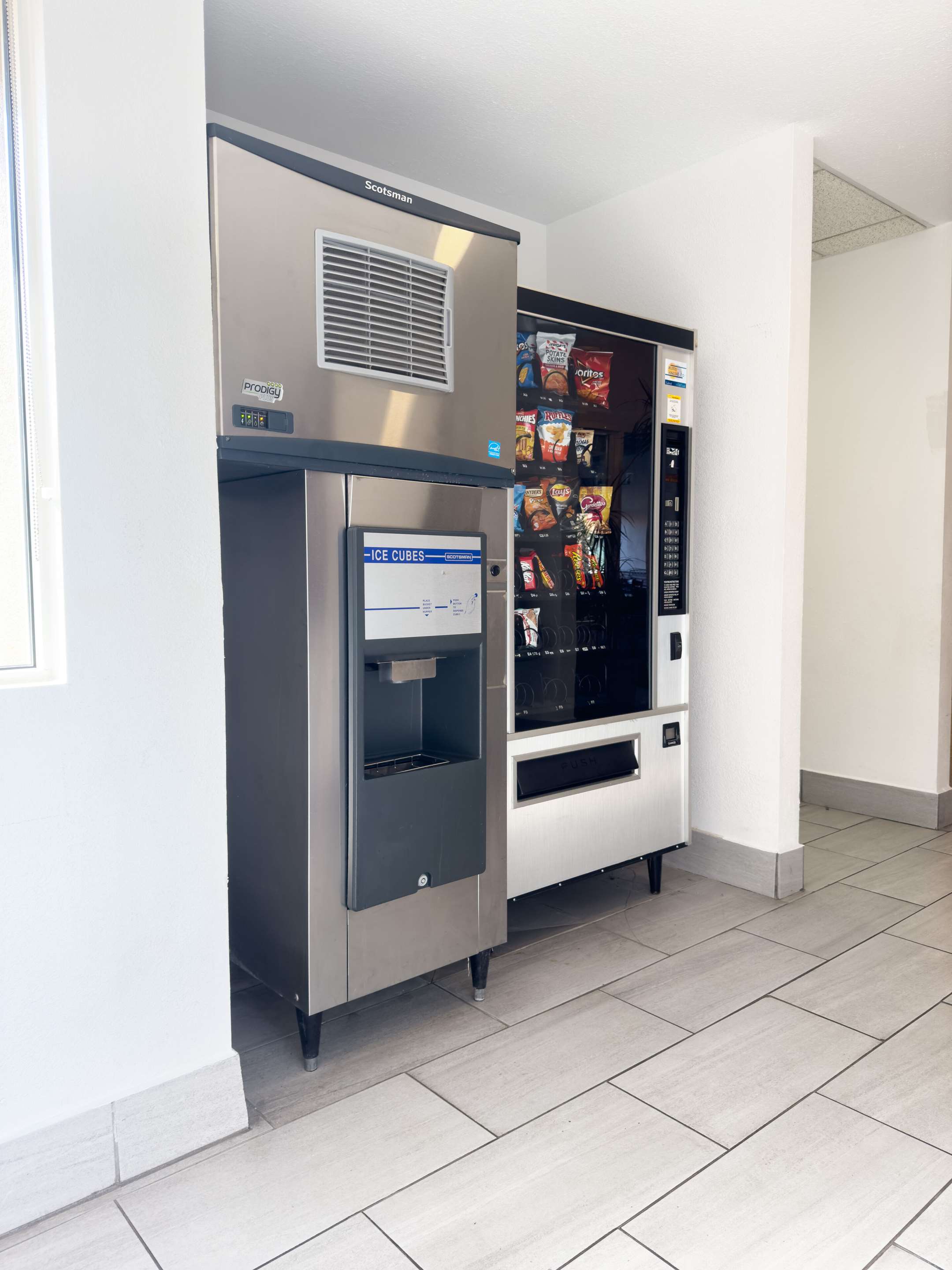 Hotel vending area | Econo Lodge Rothschild