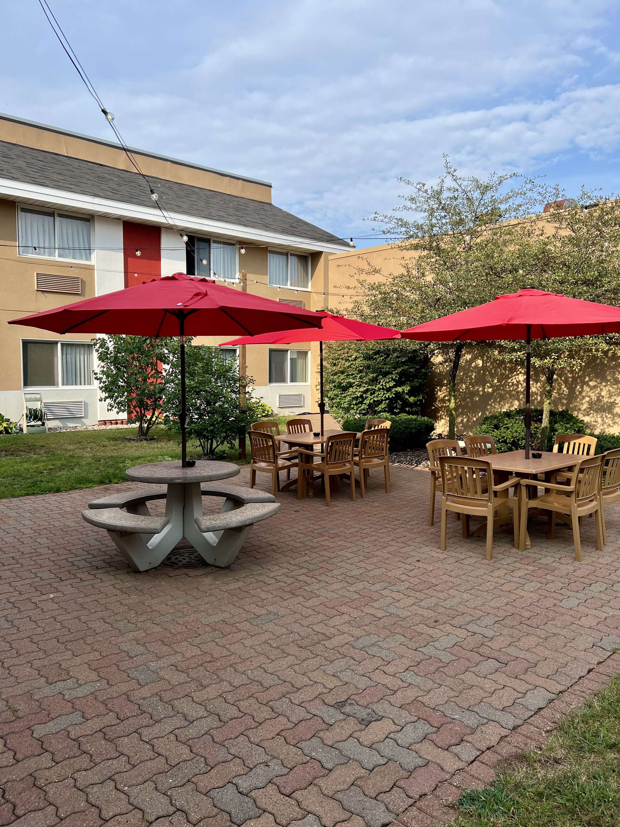 Hotel patio | Econo Lodge Rothschild