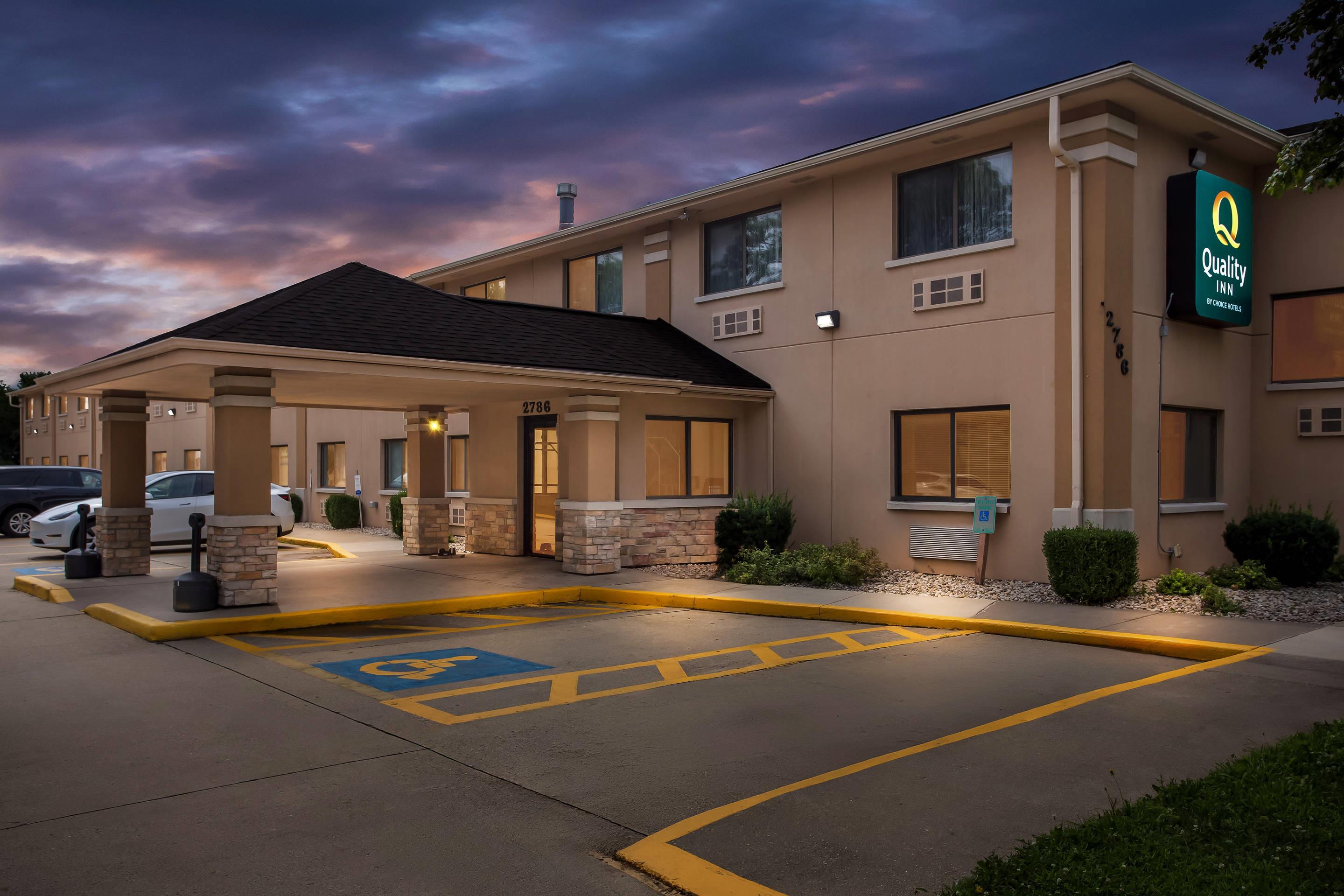 Hotel at night | Quality Inn