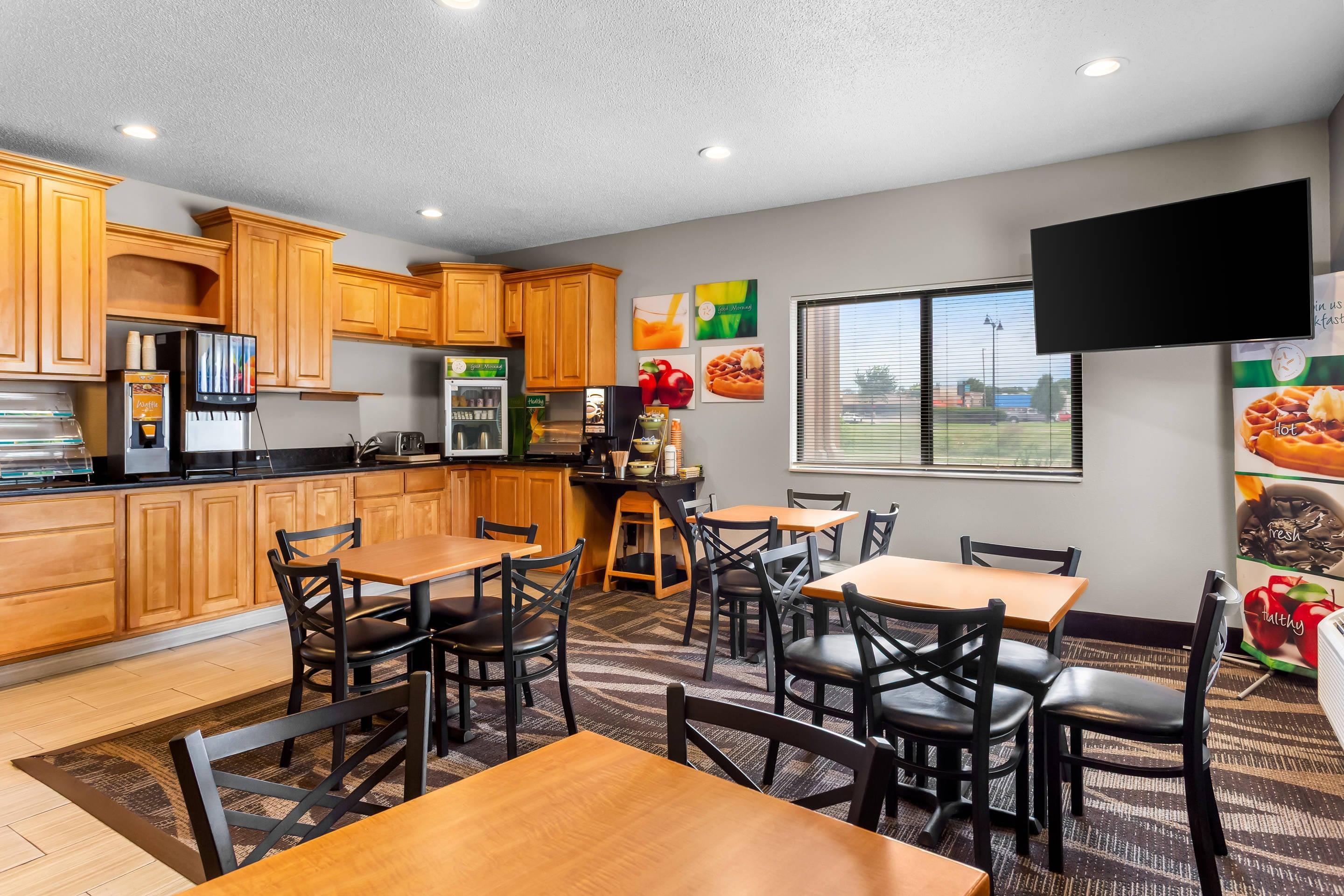 Breakfast area | Quality Inn
