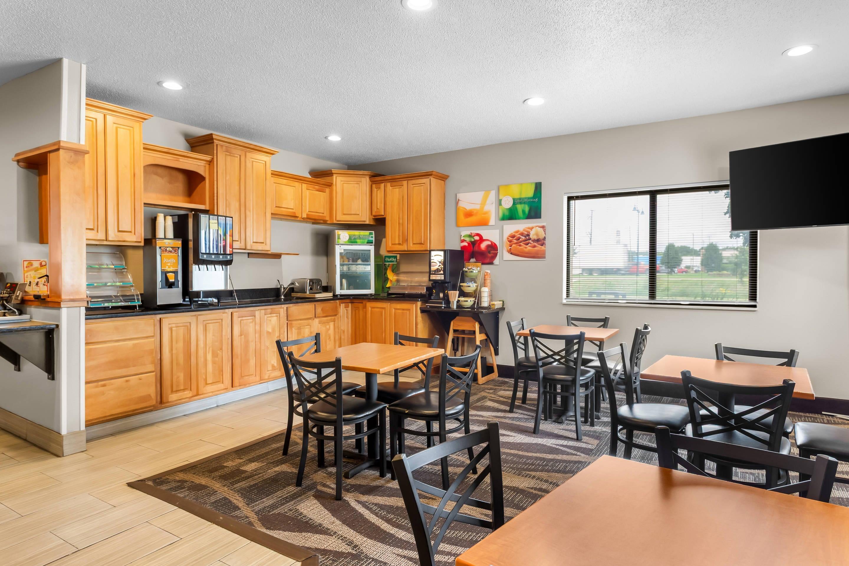 Breakfast area | Quality Inn