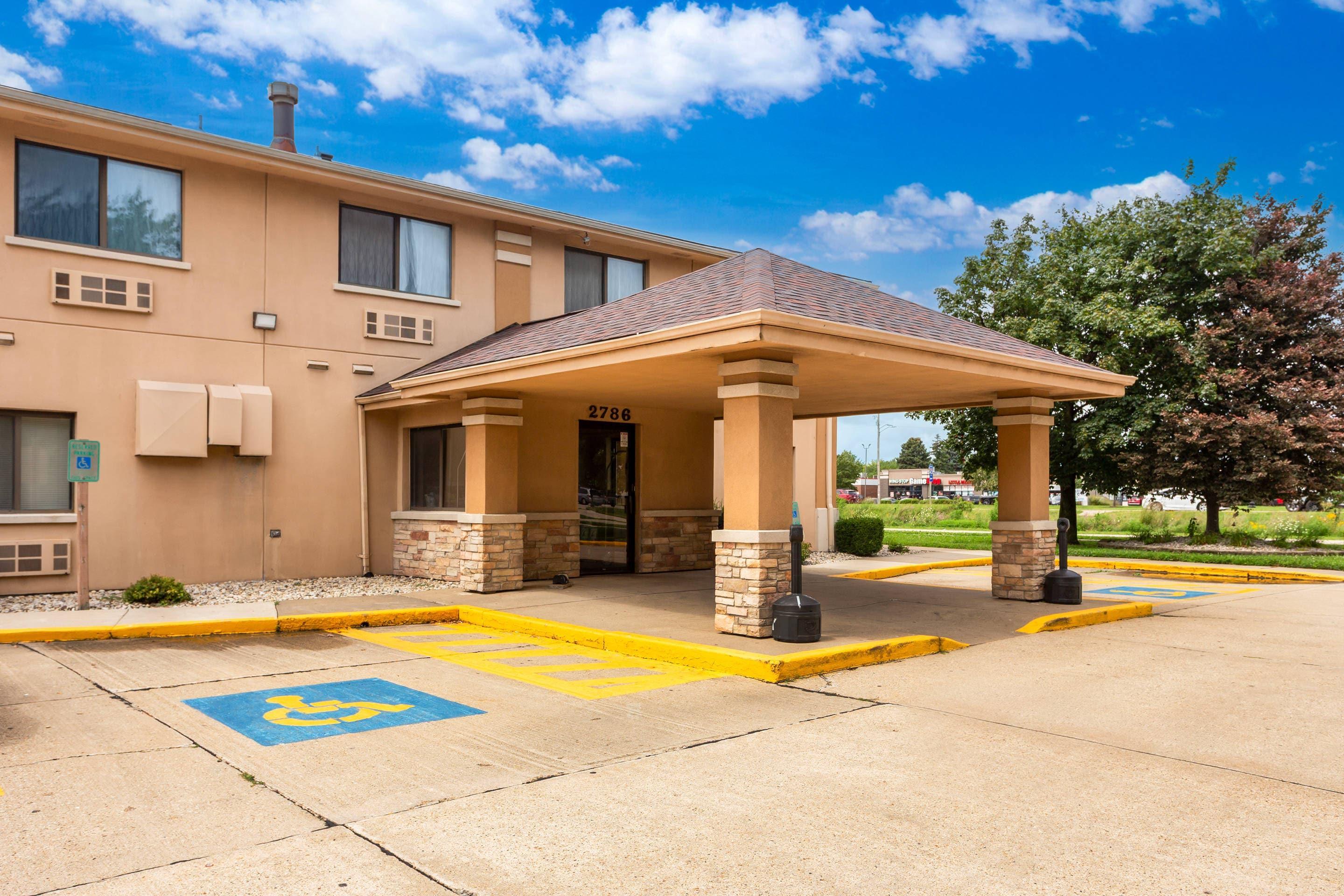 Hotel Entrance | Quality Inn