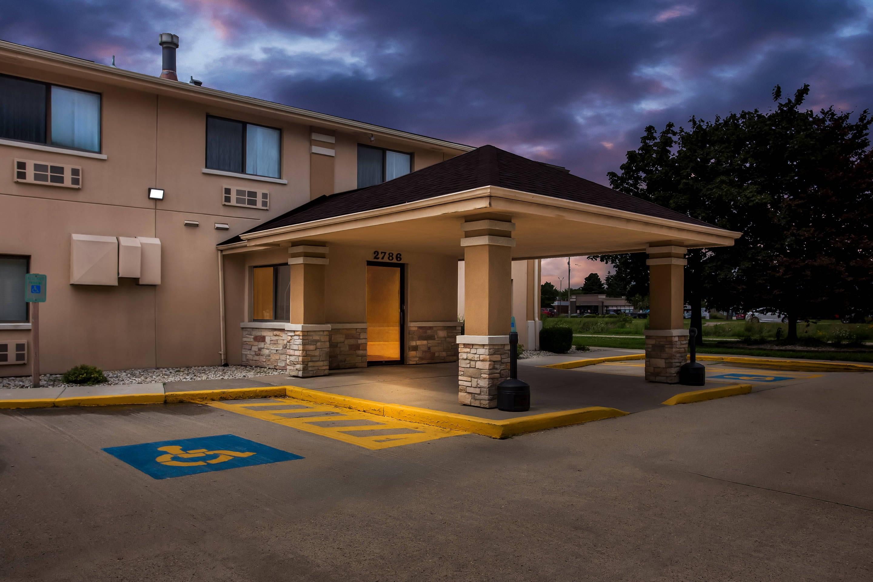 Hotel at night | Quality Inn