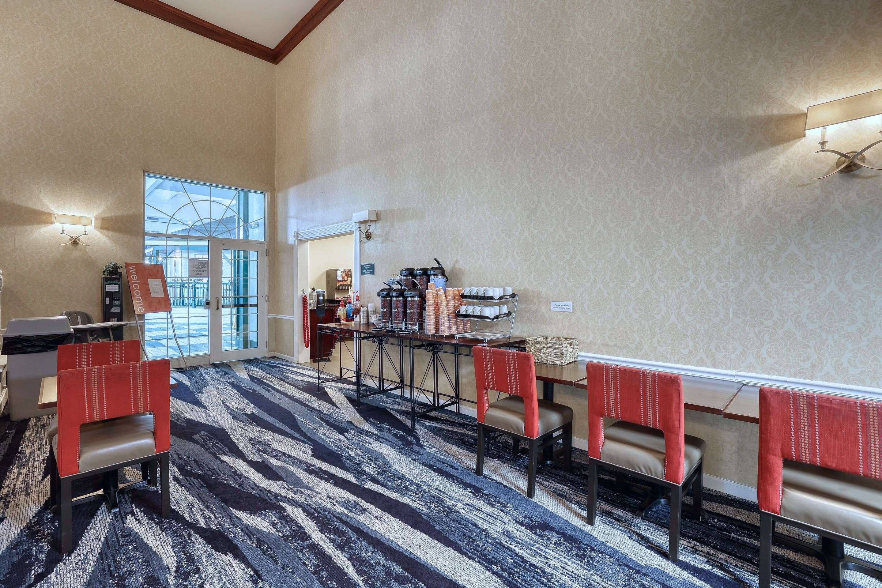 Enjoy breakfast in this seating area | Comfort Suites Appleton Airport