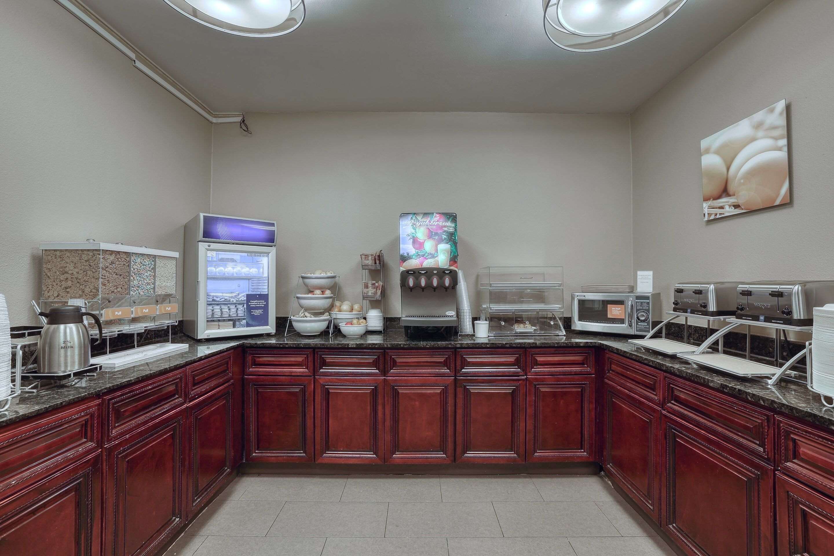 Breakfast area | Comfort Suites Appleton Airport