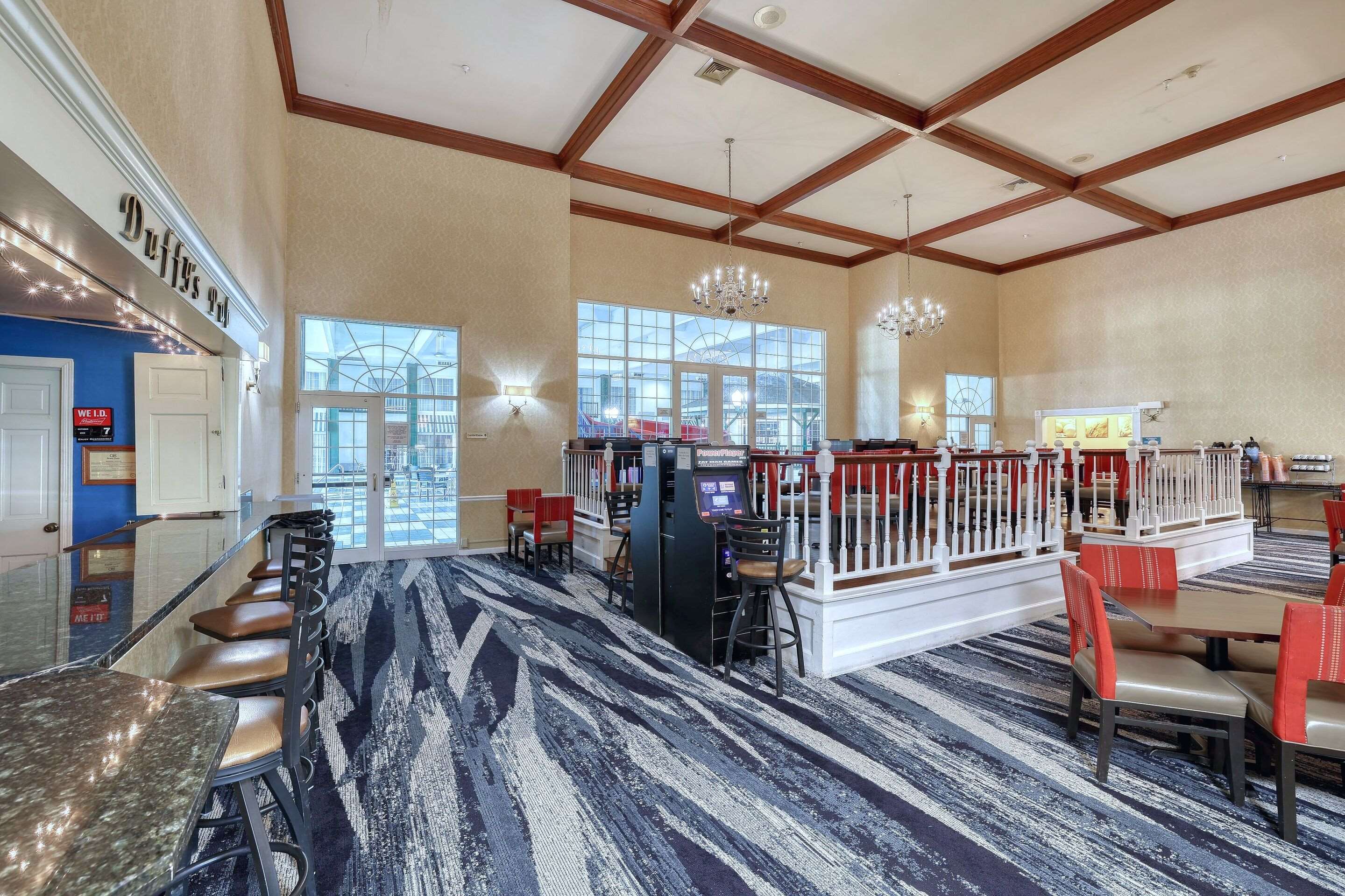 Breakfast area | Comfort Suites Appleton Airport
