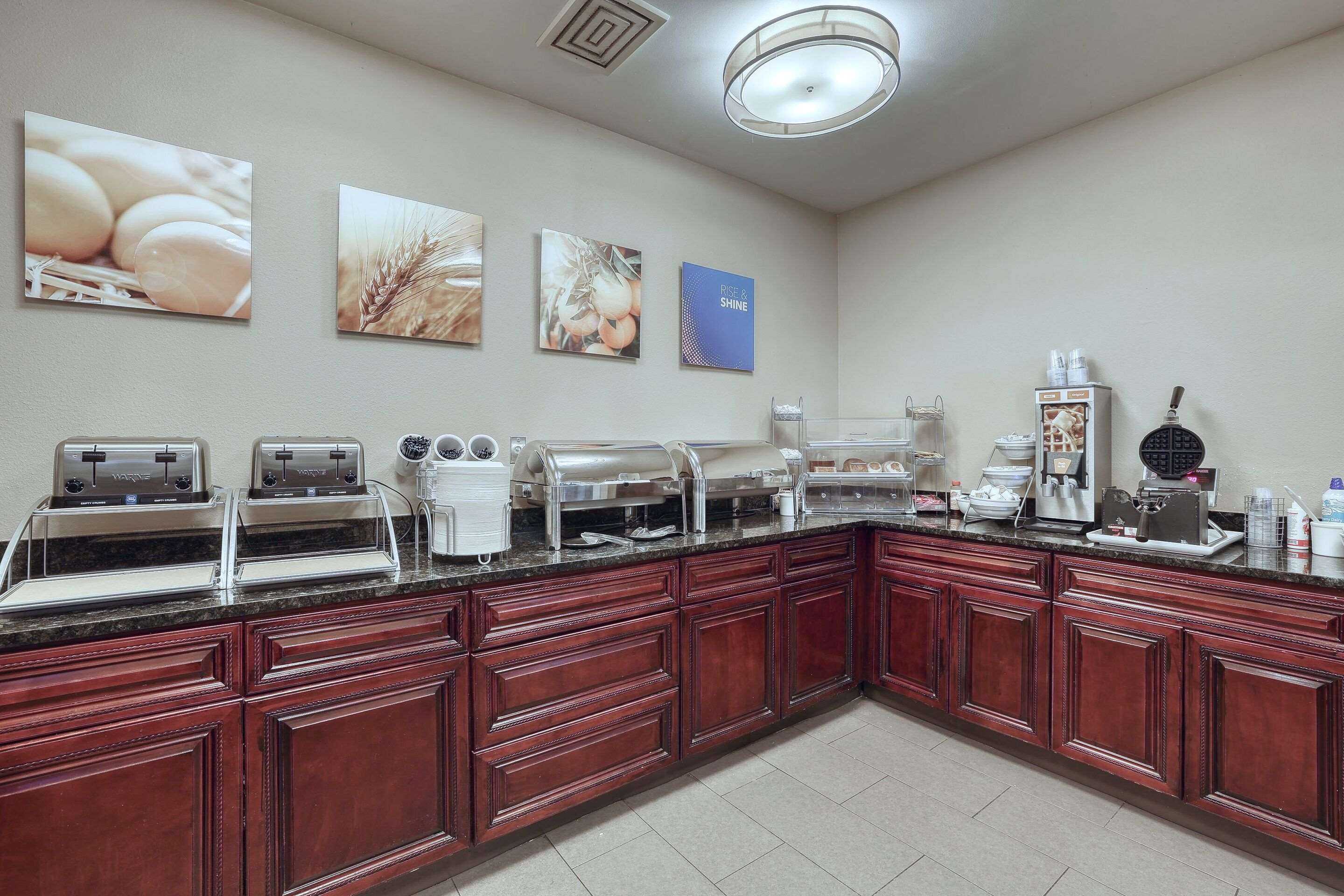 Breakfast area | Comfort Suites Appleton Airport