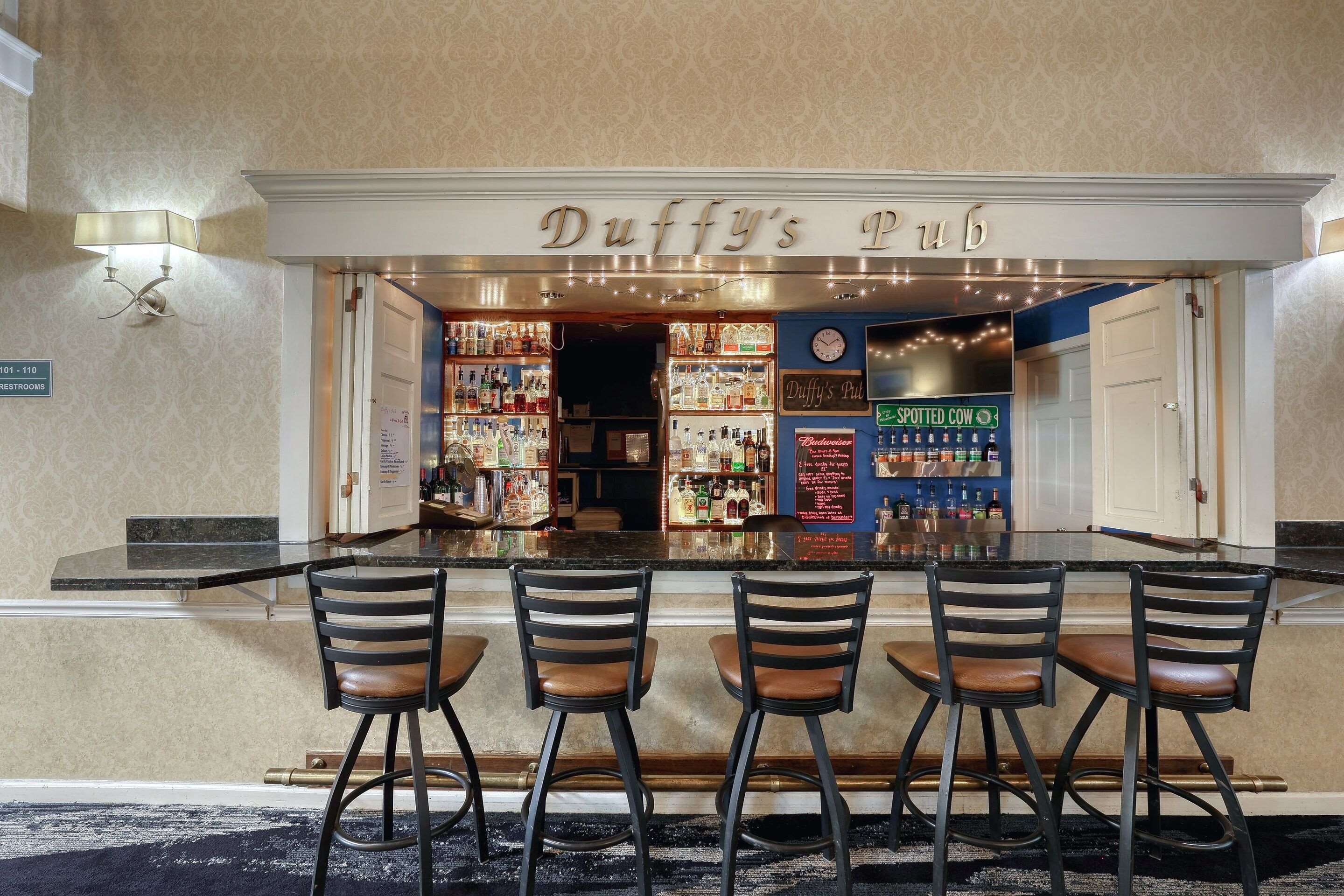 Bar | Comfort Suites Appleton Airport