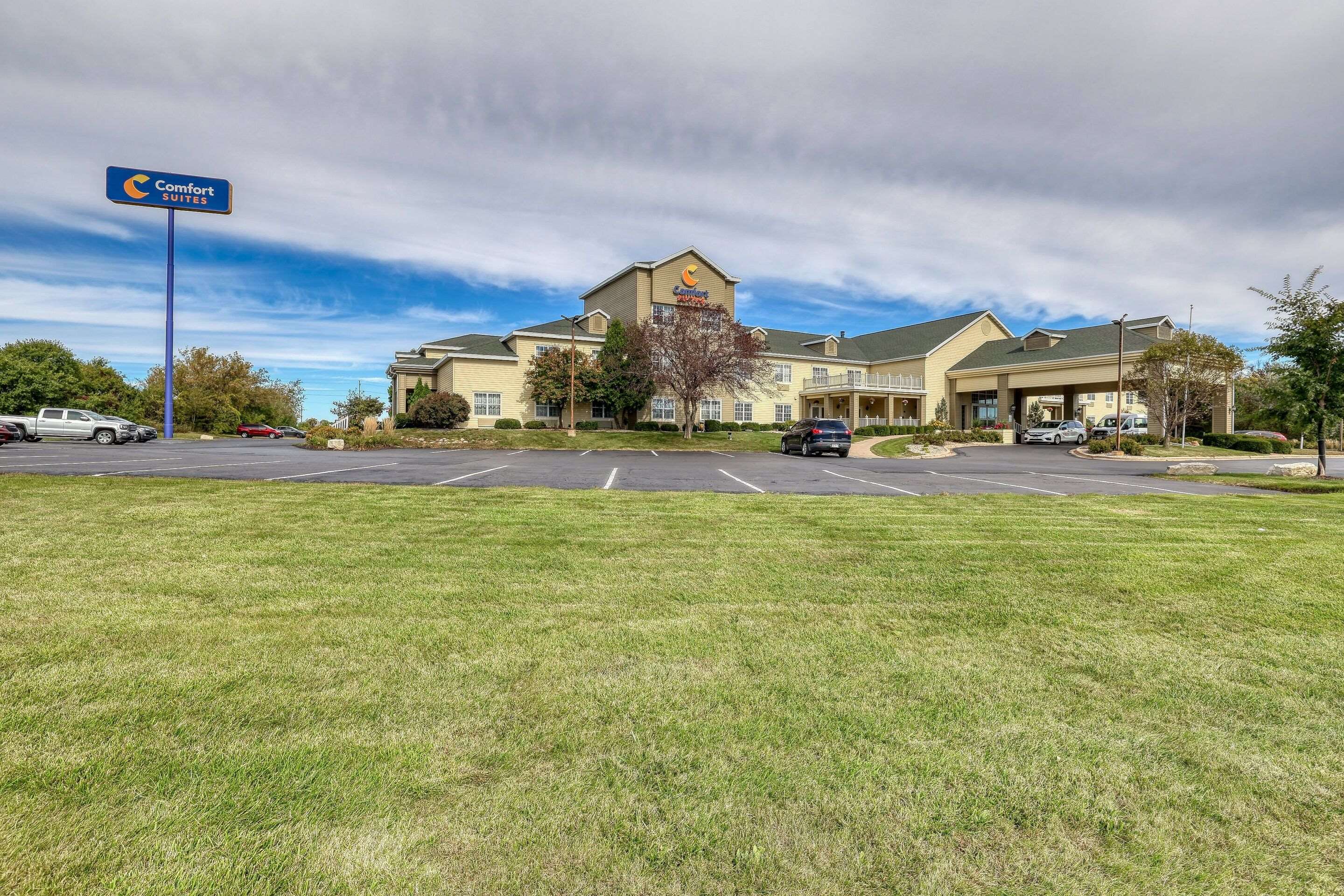 Hotel exterior | Comfort Suites Appleton Airport