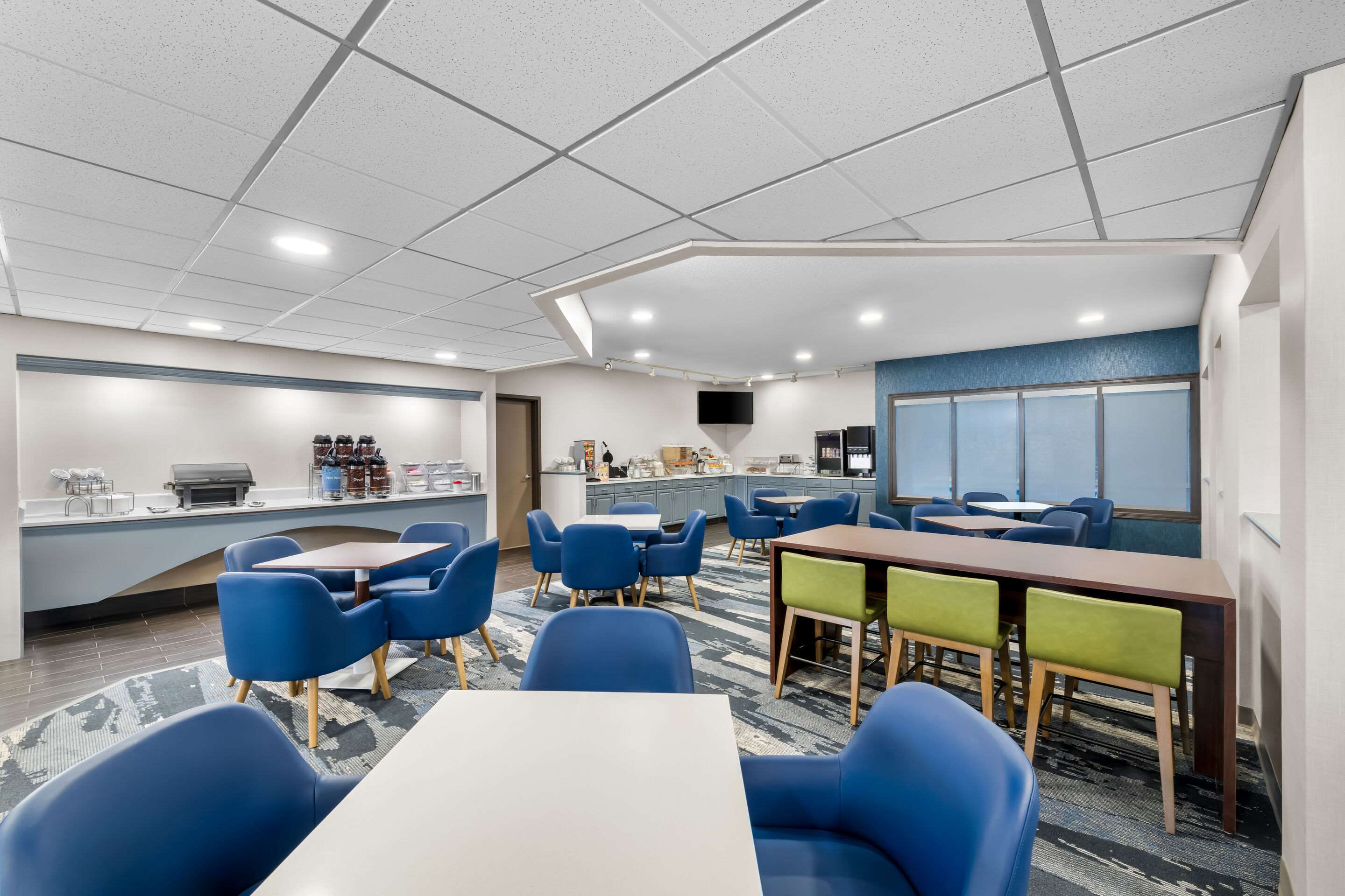 Enjoy breakfast in this seating area | Comfort Suites