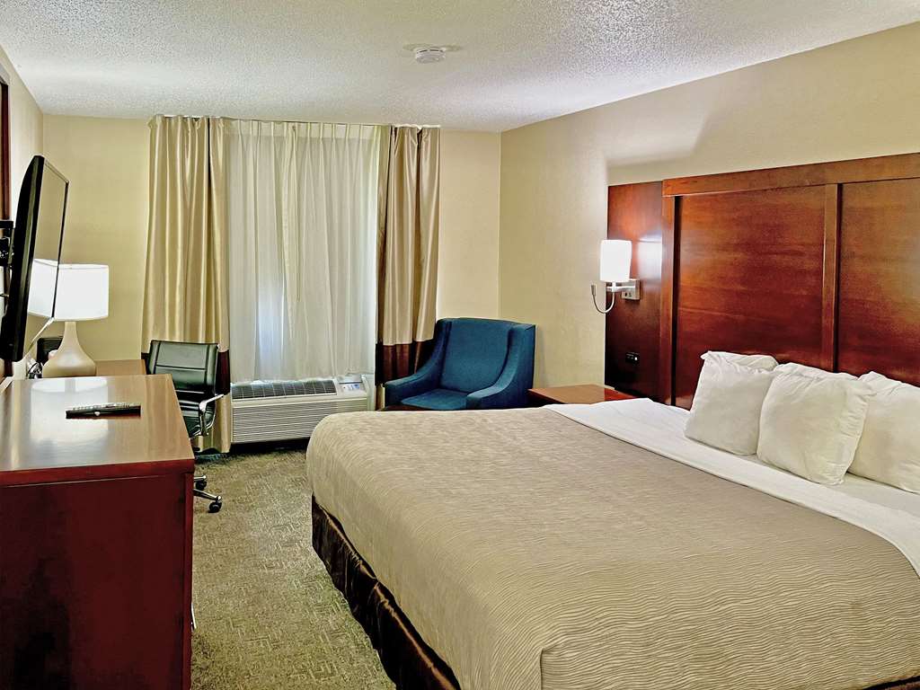 QUALITY INN AND SUITES GREEN BAY --guestroom-Guest Room,On-Site.jpg