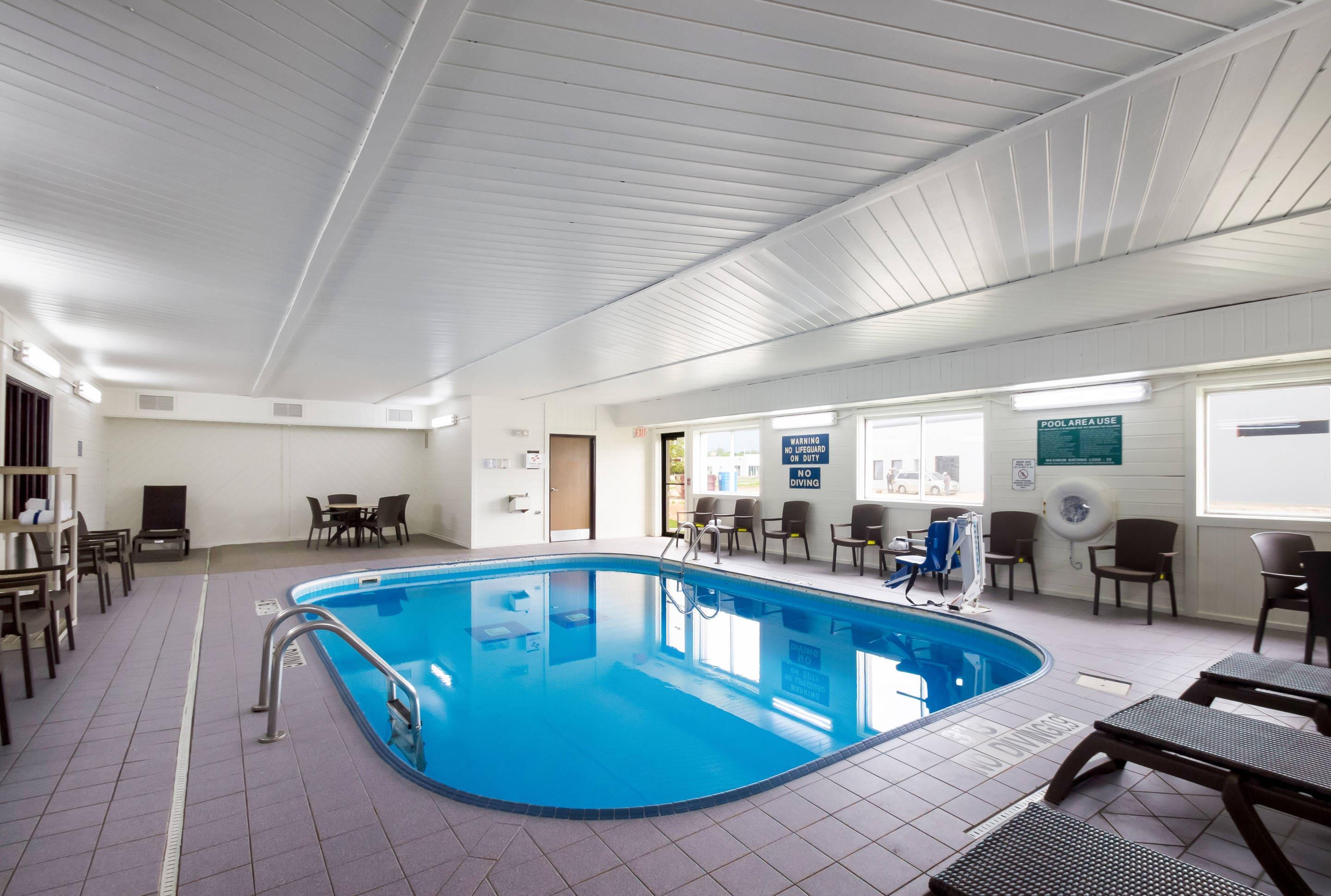 Indoor pool | Comfort Inn Green Bay
