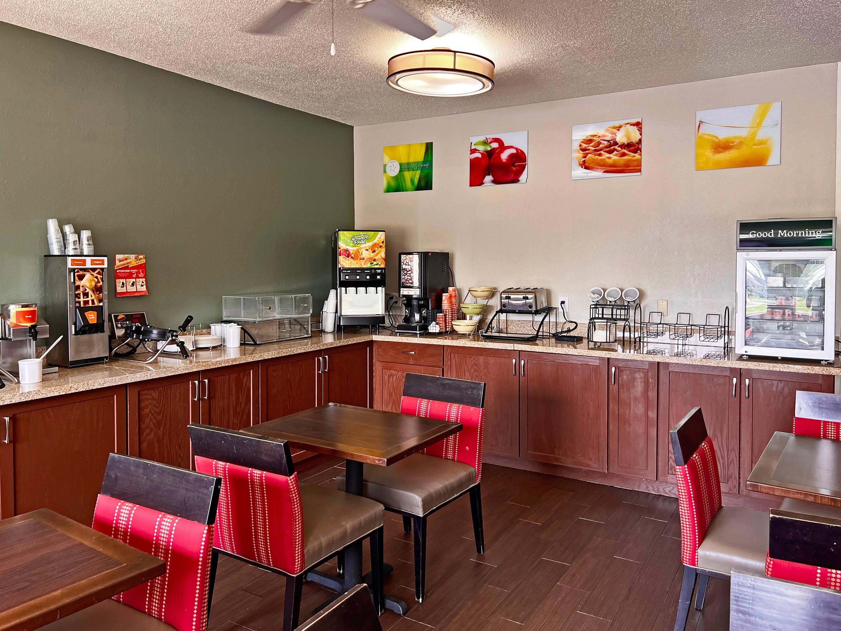Breakfast area | Comfort Inn Green Bay