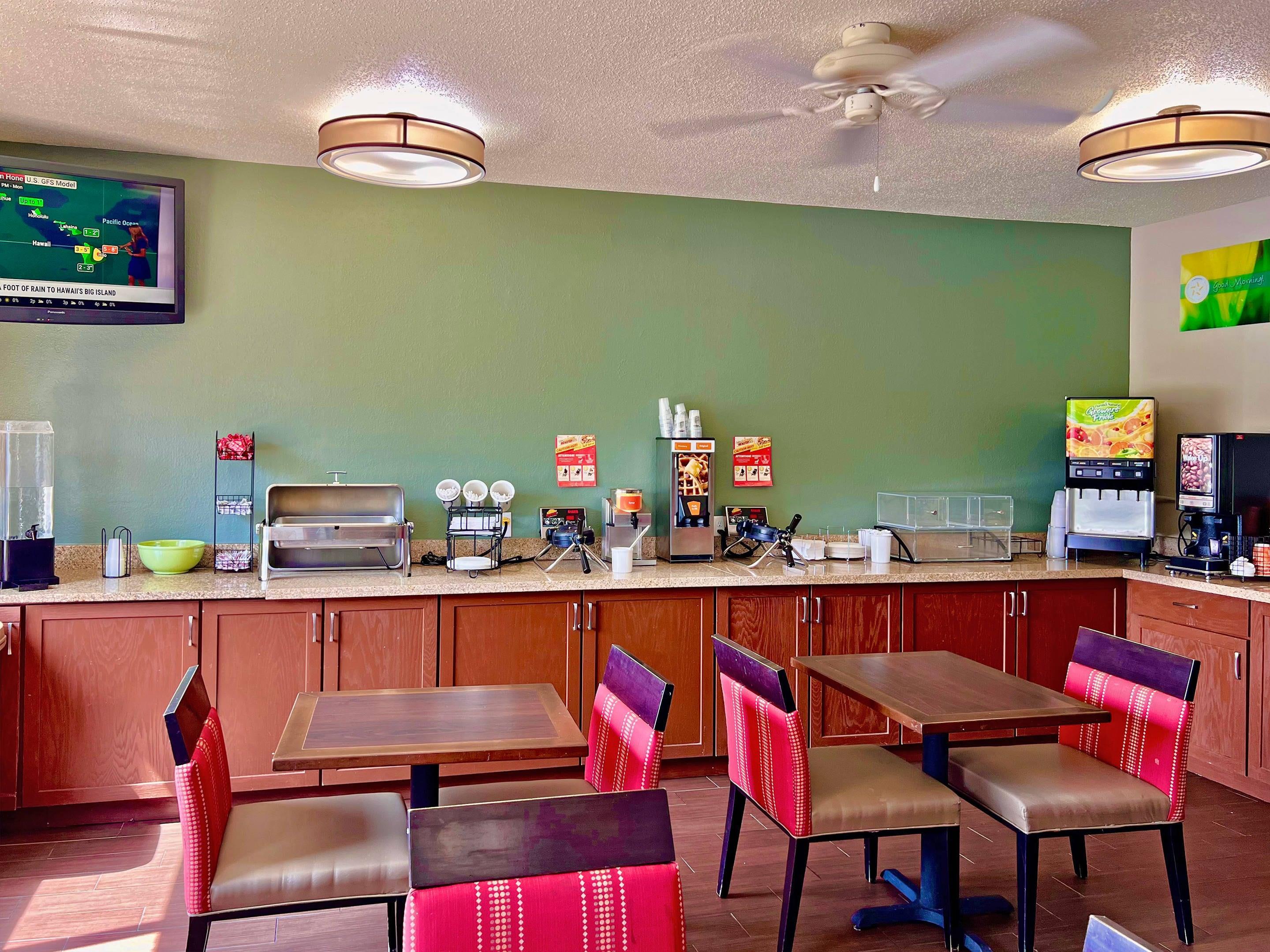 Breakfast area | Comfort Inn Green Bay