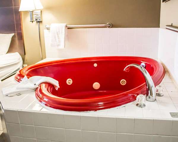 Suite - Quality Inn & Suites Sturgeon Bay