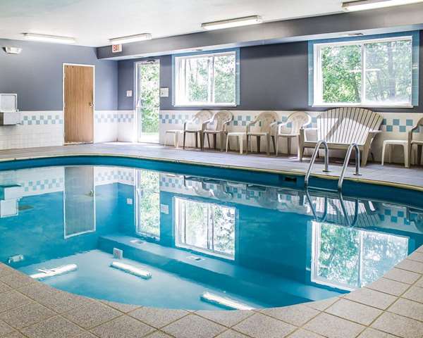Pool - Quality Inn & Suites Sturgeon Bay