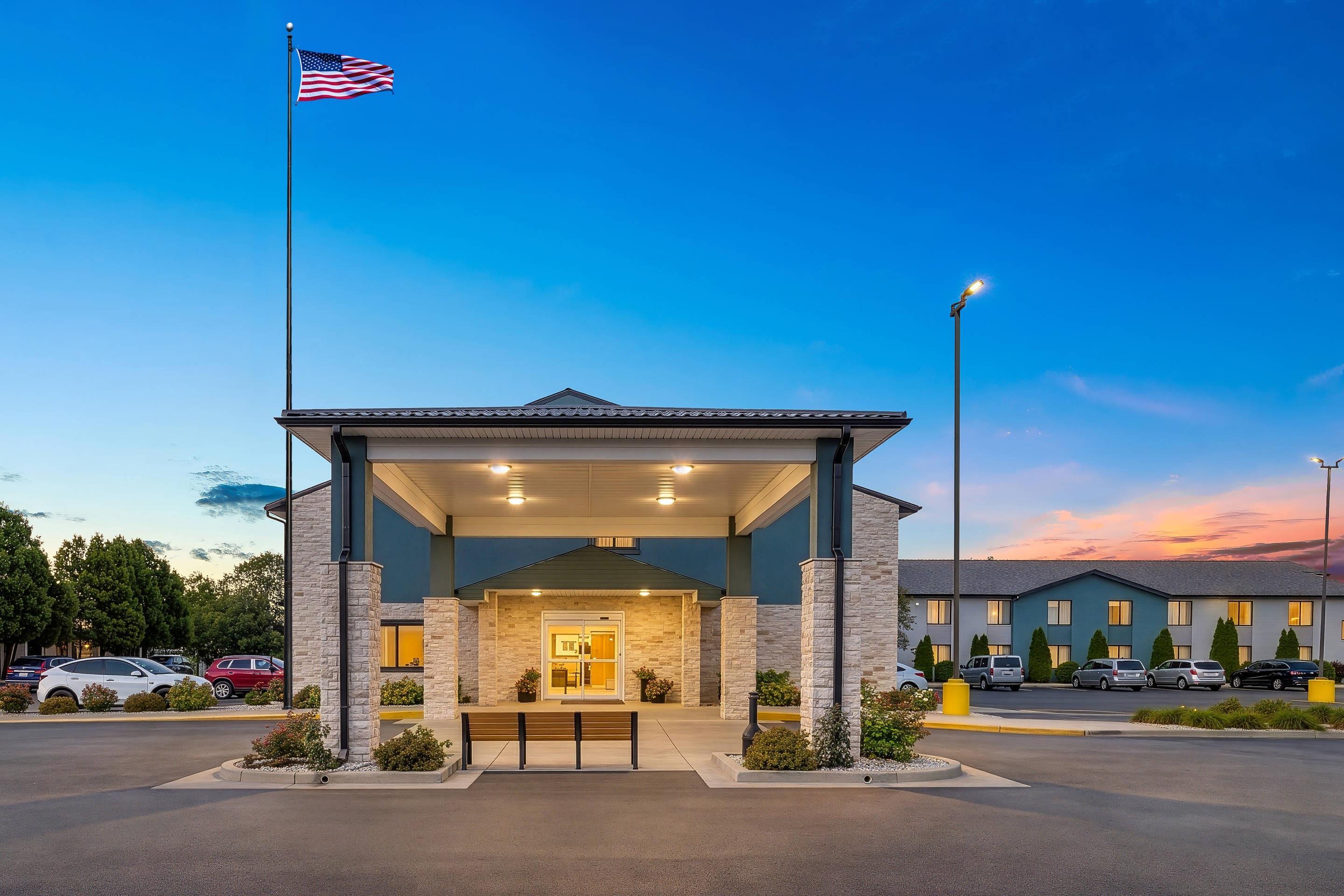 Hotel at night | Clarion Pointe Racine - Mount Pleasant