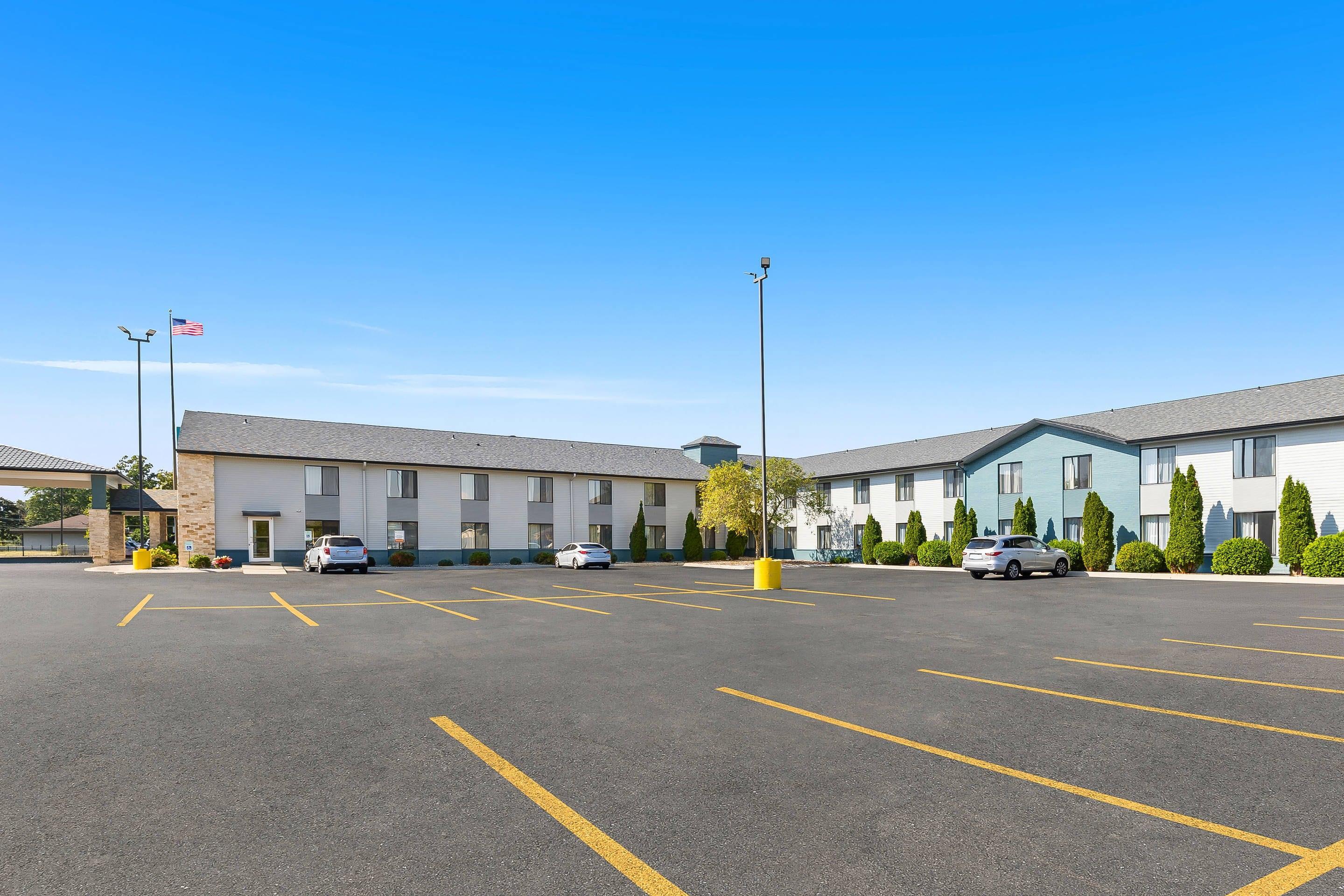 Hotel exterior | Clarion Pointe Racine - Mount Pleasant
