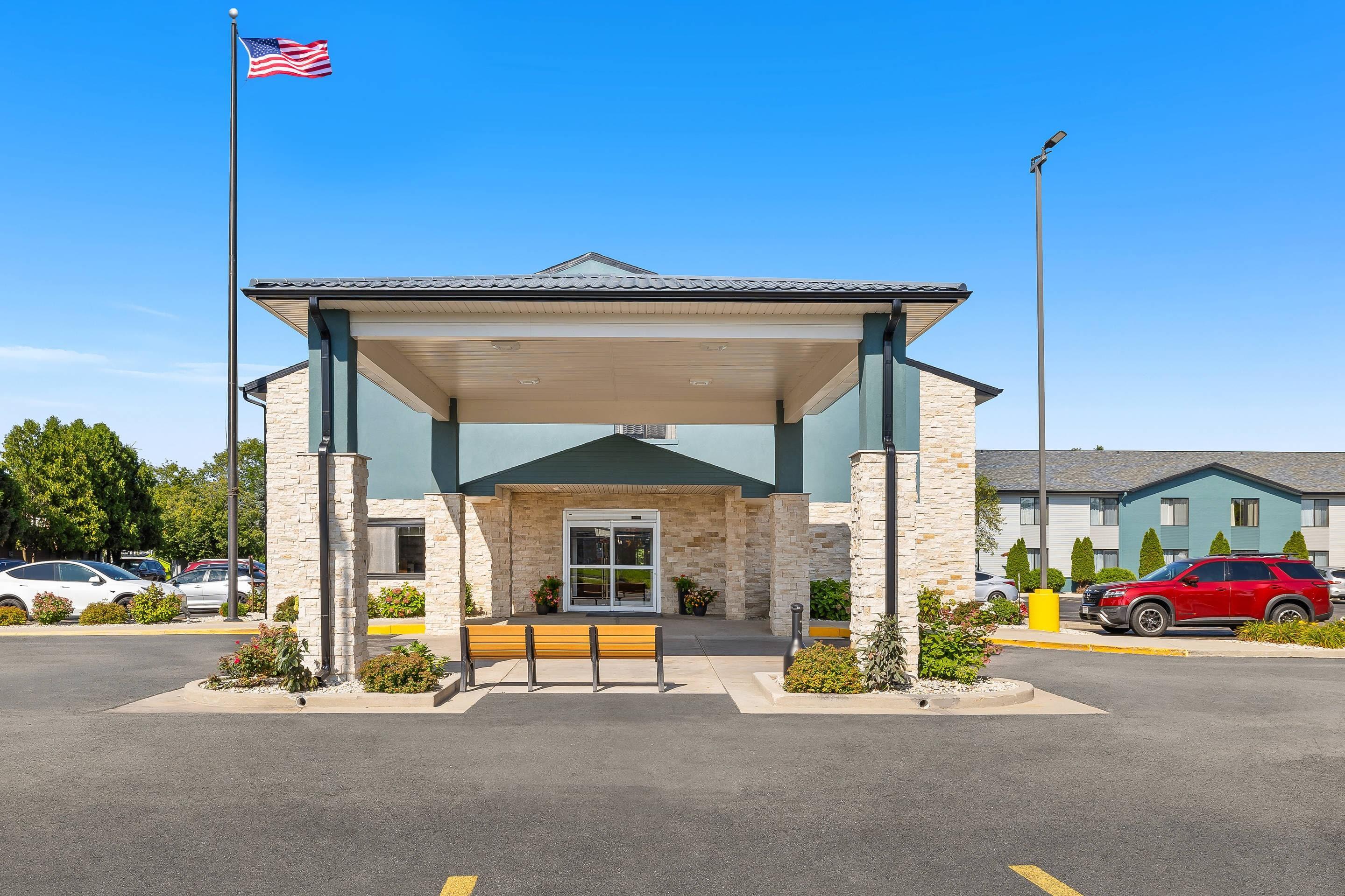 Hotel exterior | Clarion Pointe Racine - Mount Pleasant