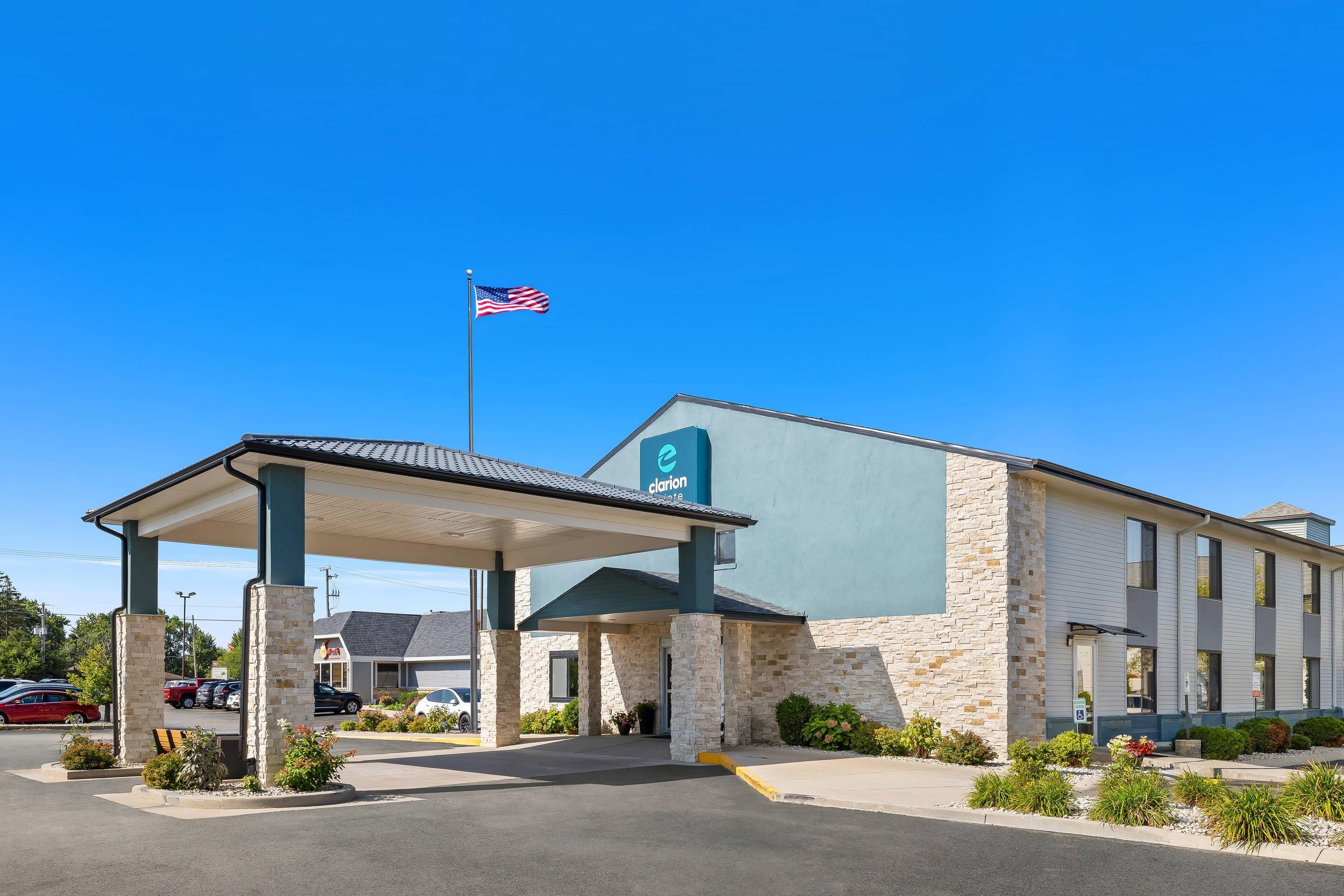 Hotel exterior | Clarion Pointe Racine - Mount Pleasant