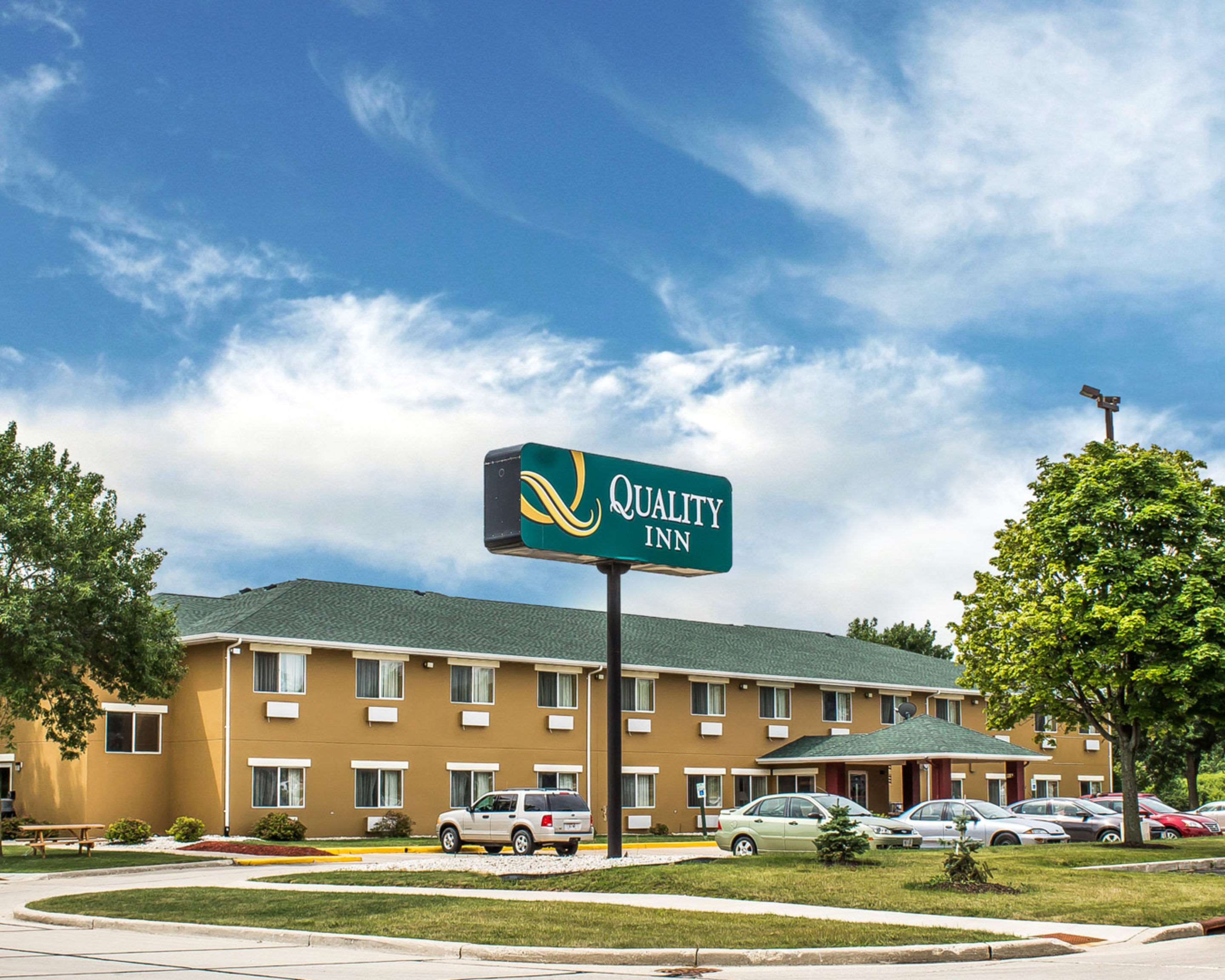 Hotel exterior | Quality Inn Manitowoc