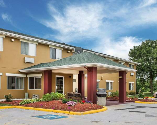 Exterior view - Quality Inn Manitowoc - I-43, Exit 149