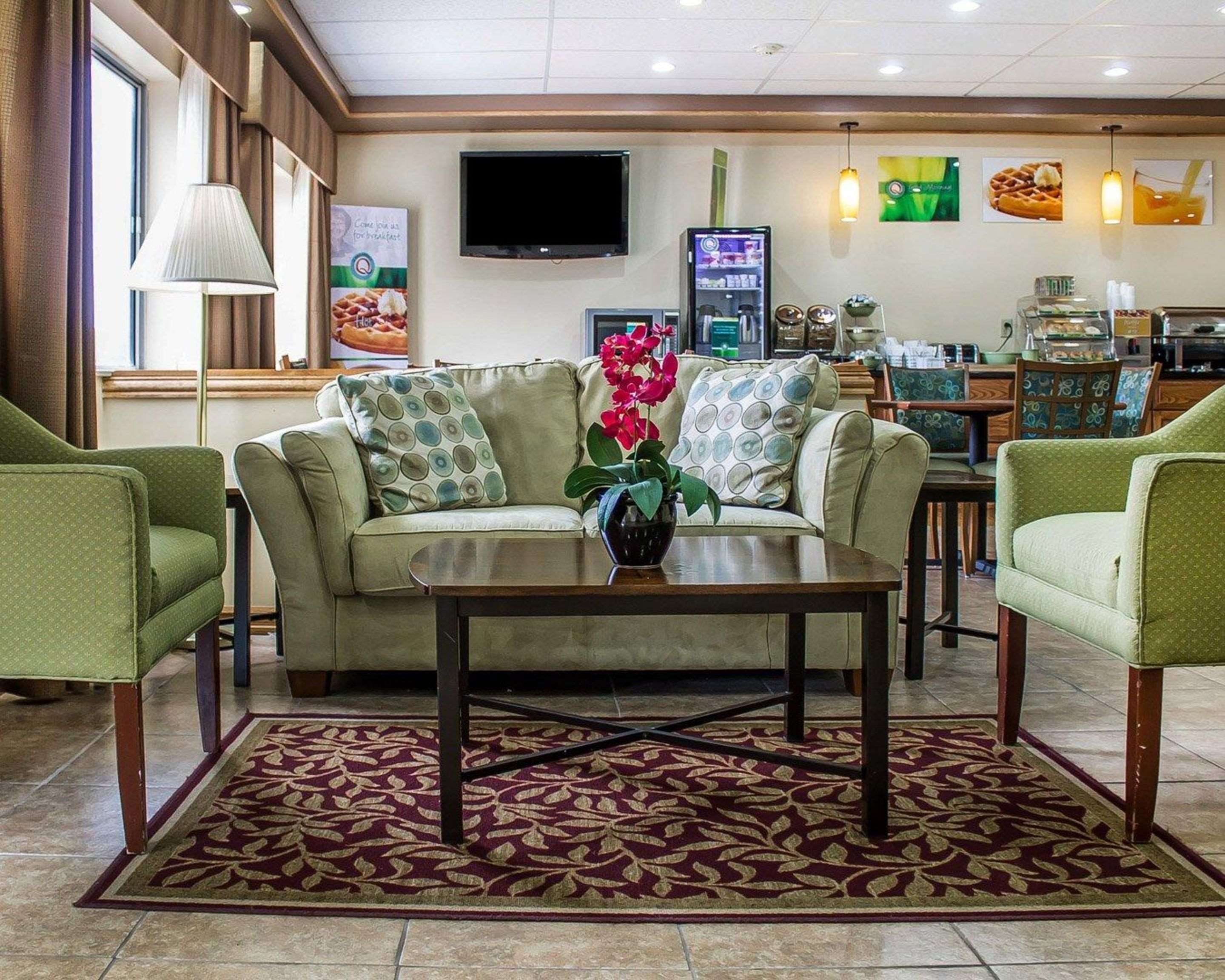 Lobby with sitting area | Quality Inn Manitowoc