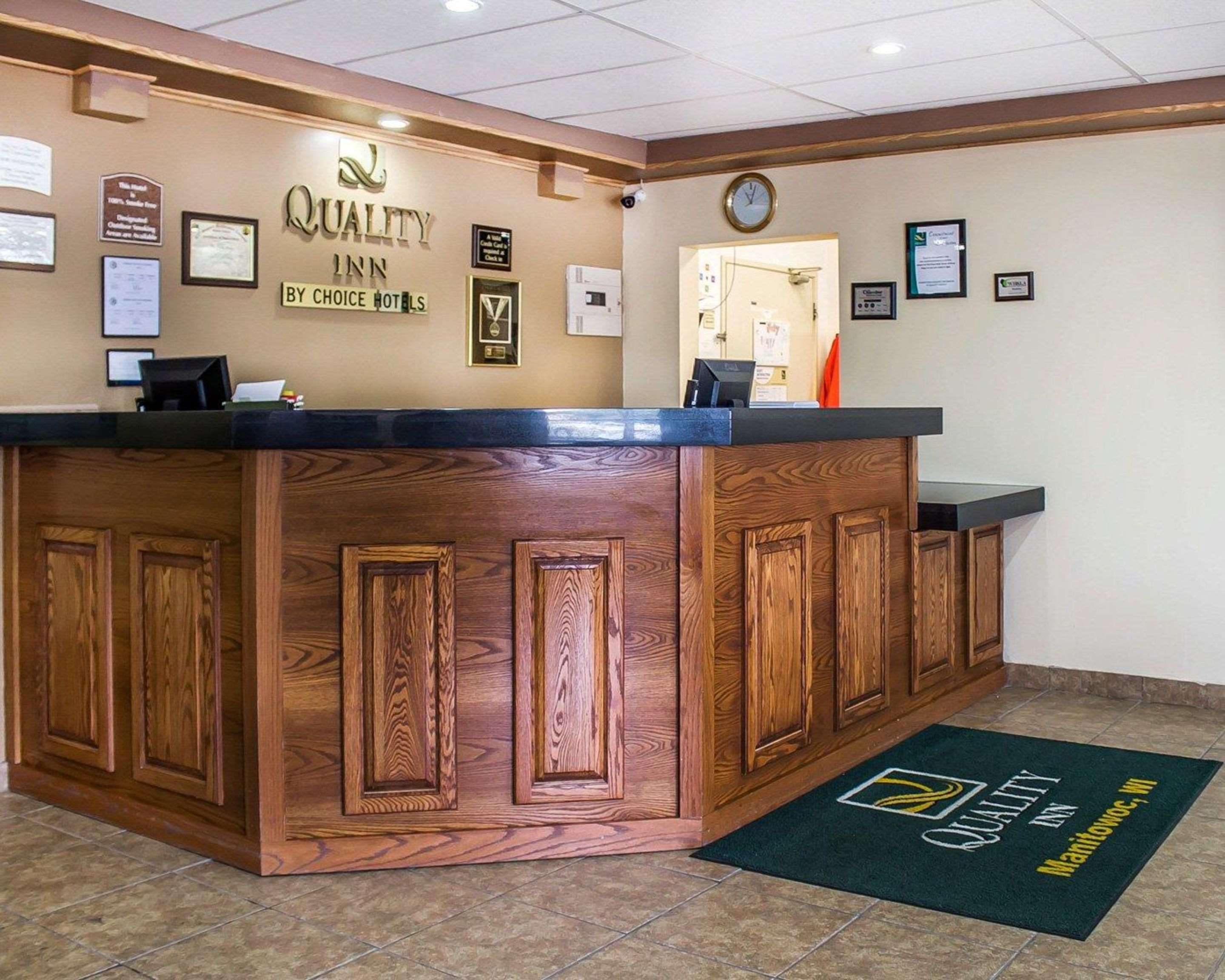 Front desk | Quality Inn Manitowoc