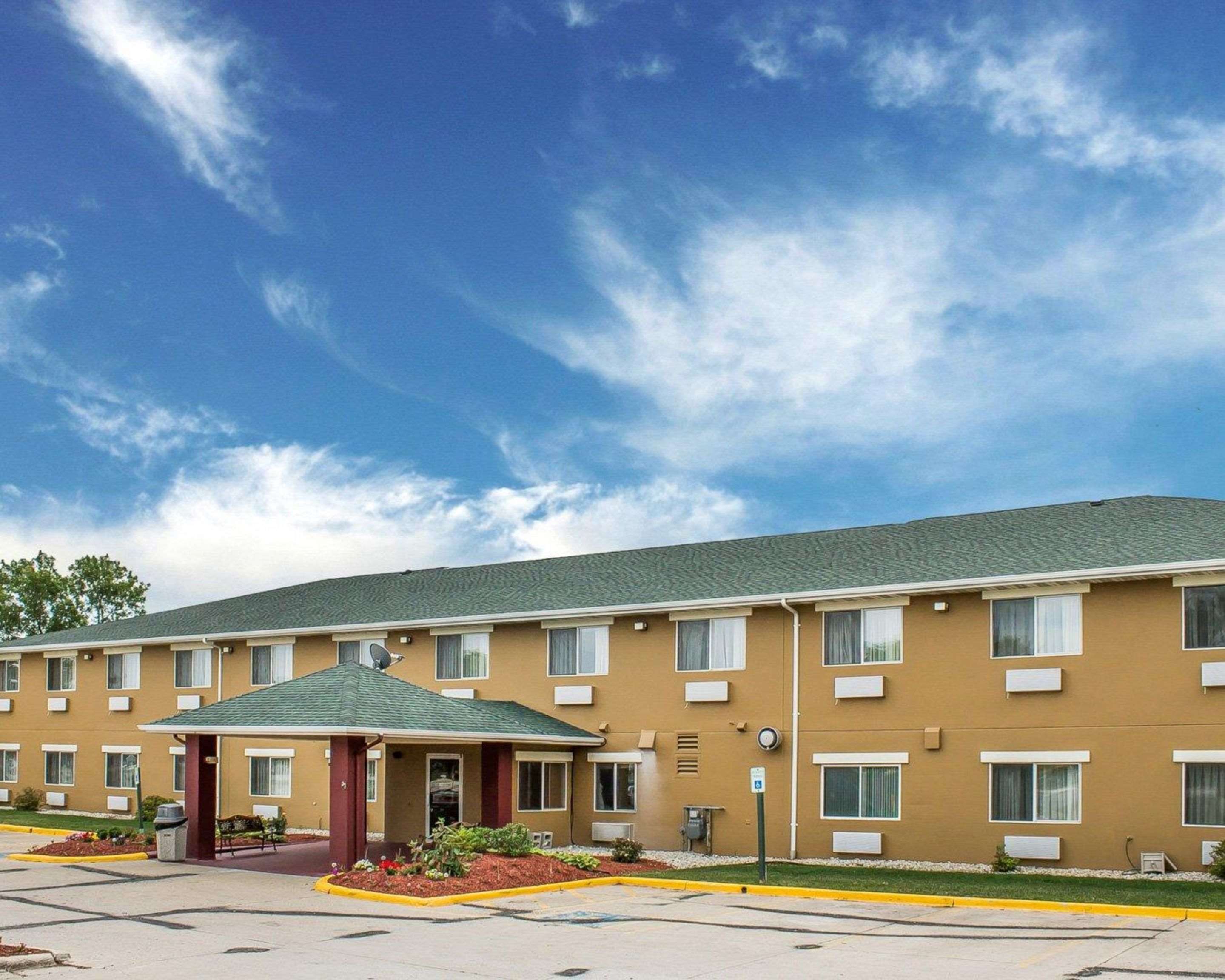 Hotel exterior | Quality Inn Manitowoc
