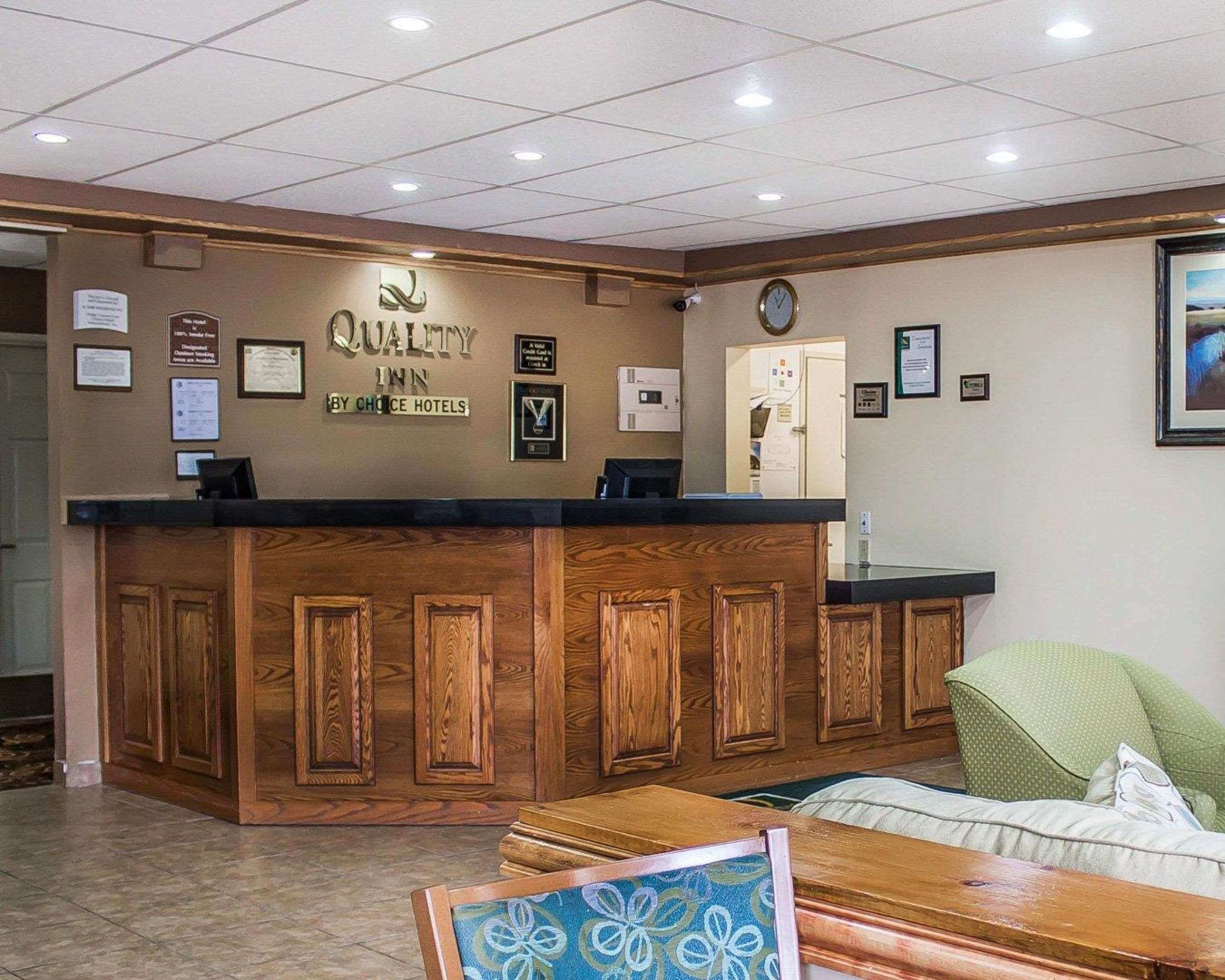 Hotel lobby | Quality Inn Manitowoc