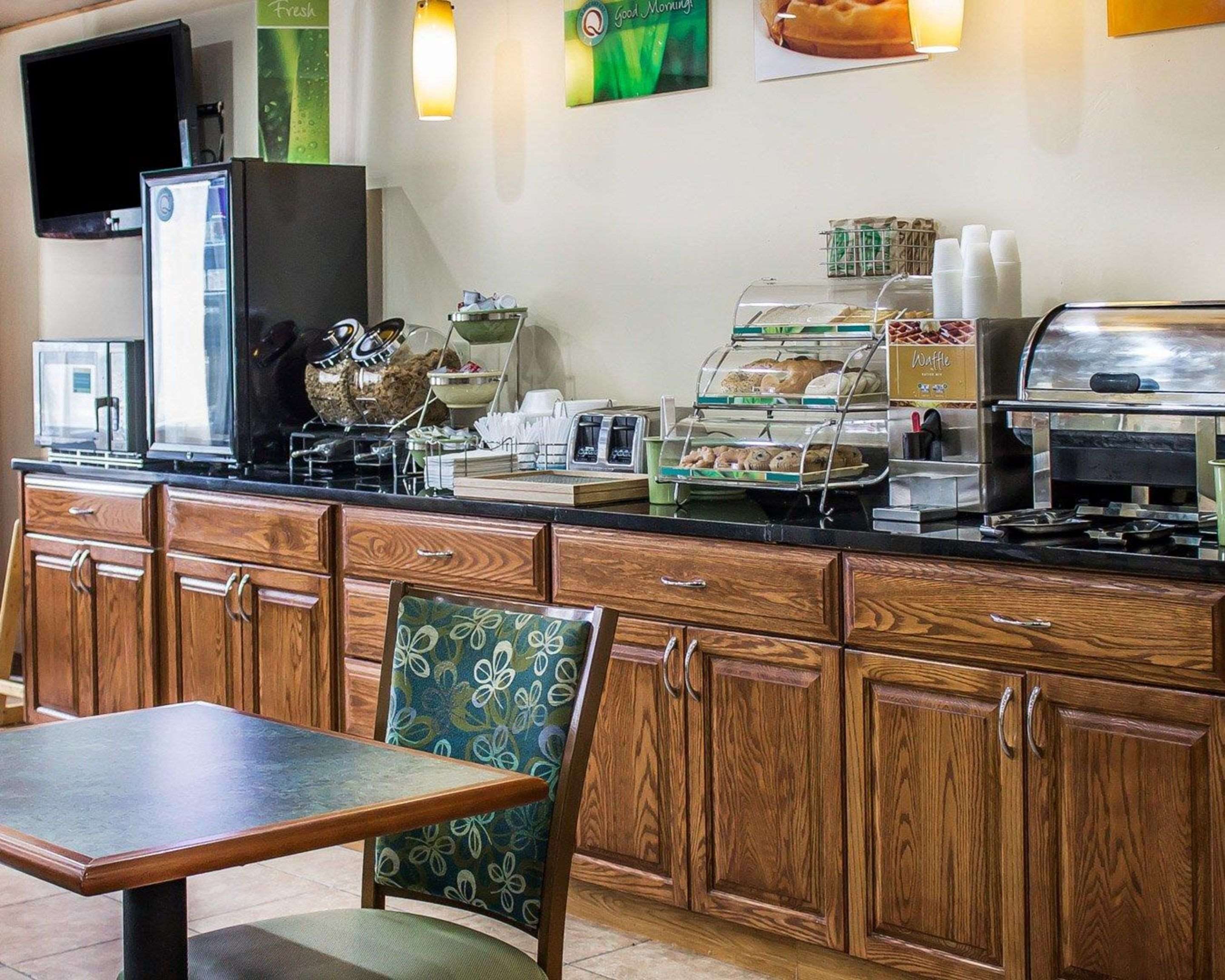 Breakfast counter | Quality Inn Manitowoc