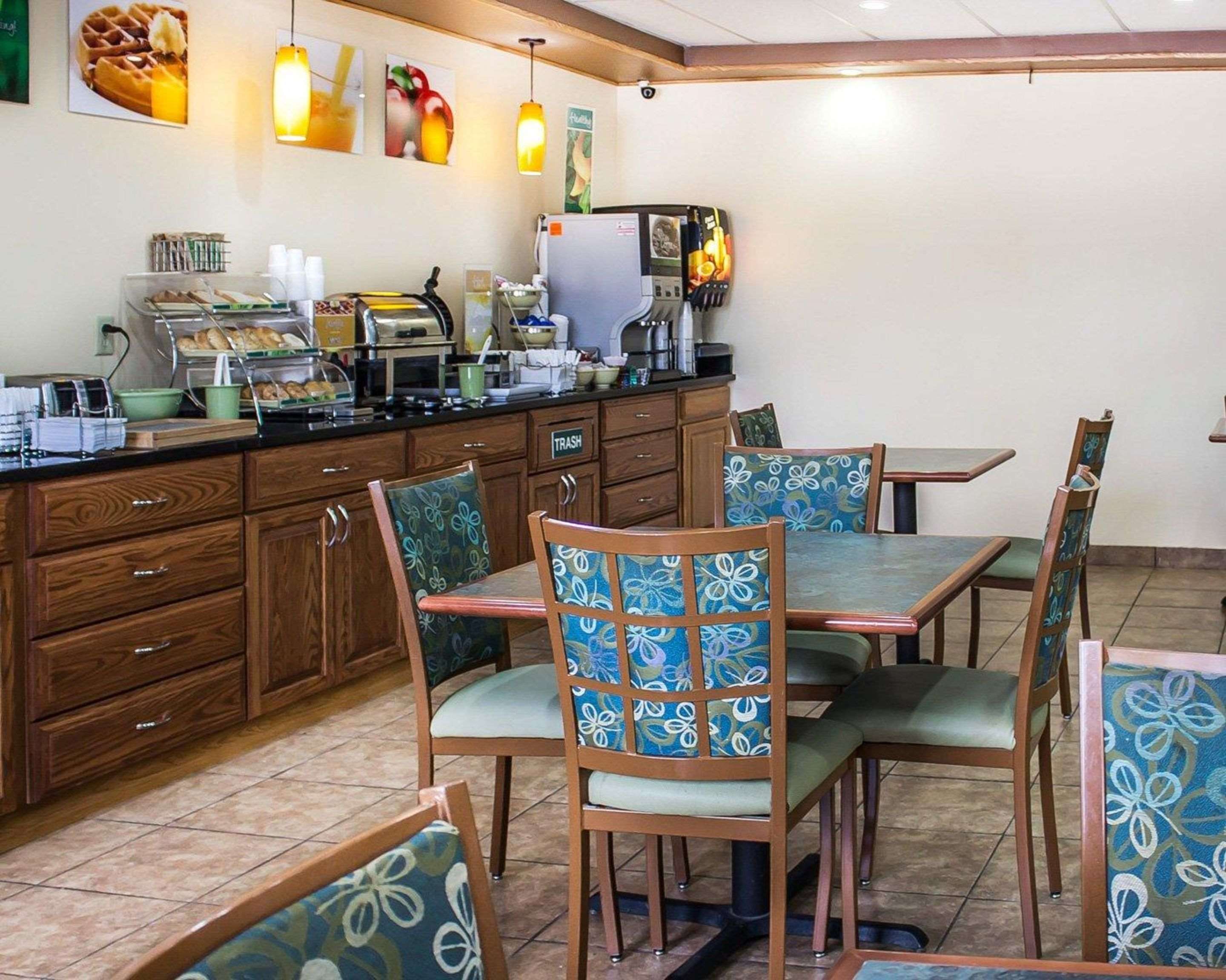 Enjoy breakfast in this seating area | Quality Inn Manitowoc