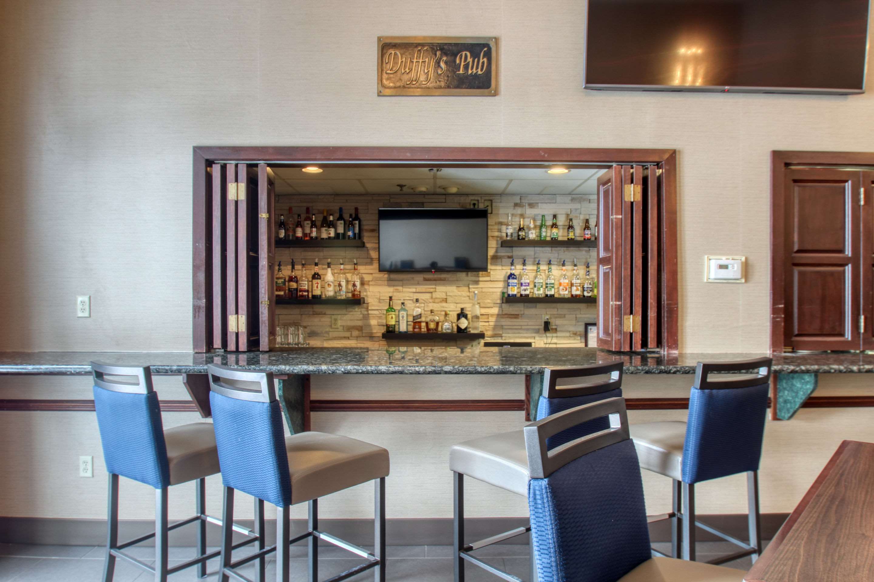 Hotel bar | Comfort Suites Madison West