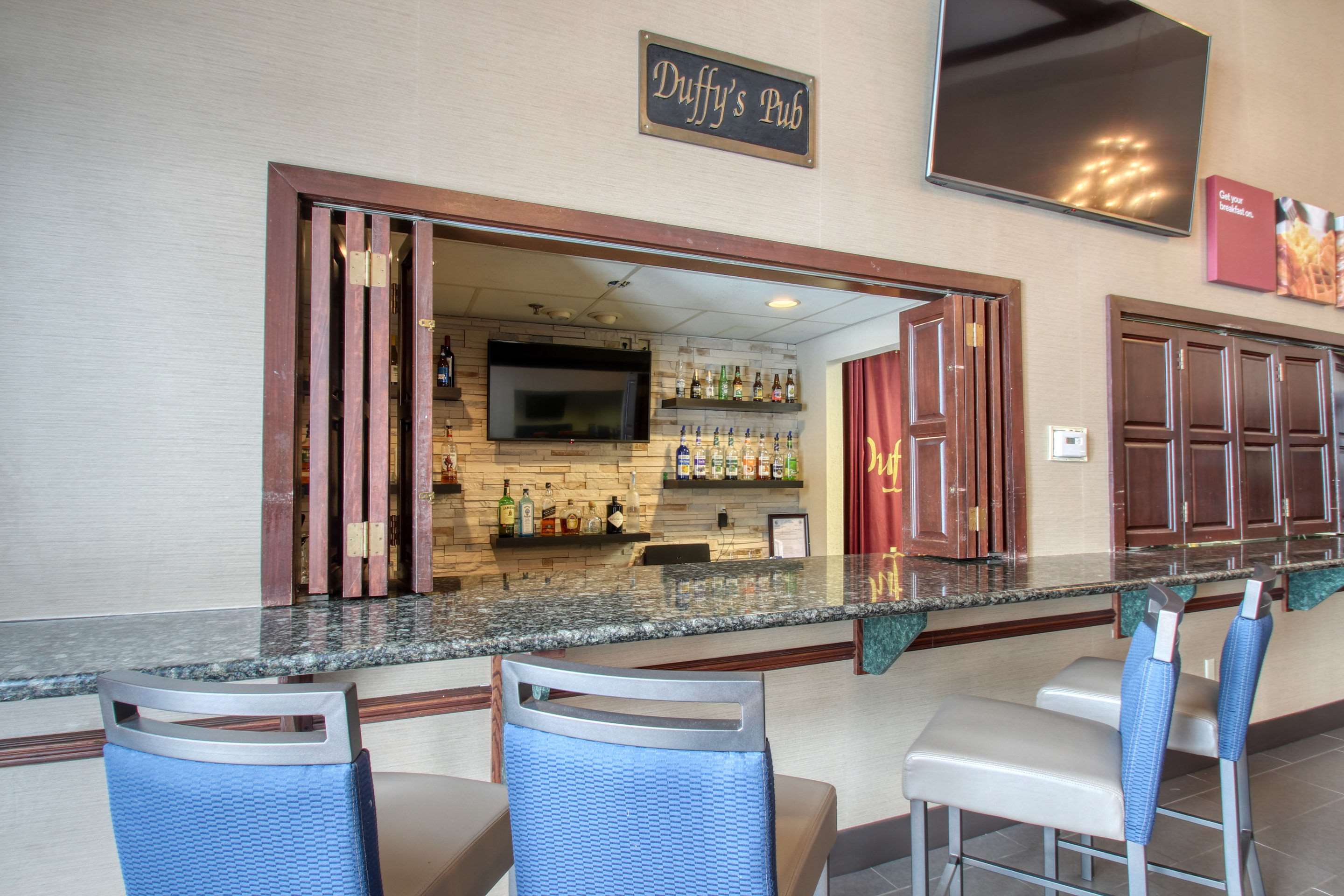 Hotel bar | Comfort Suites Madison West