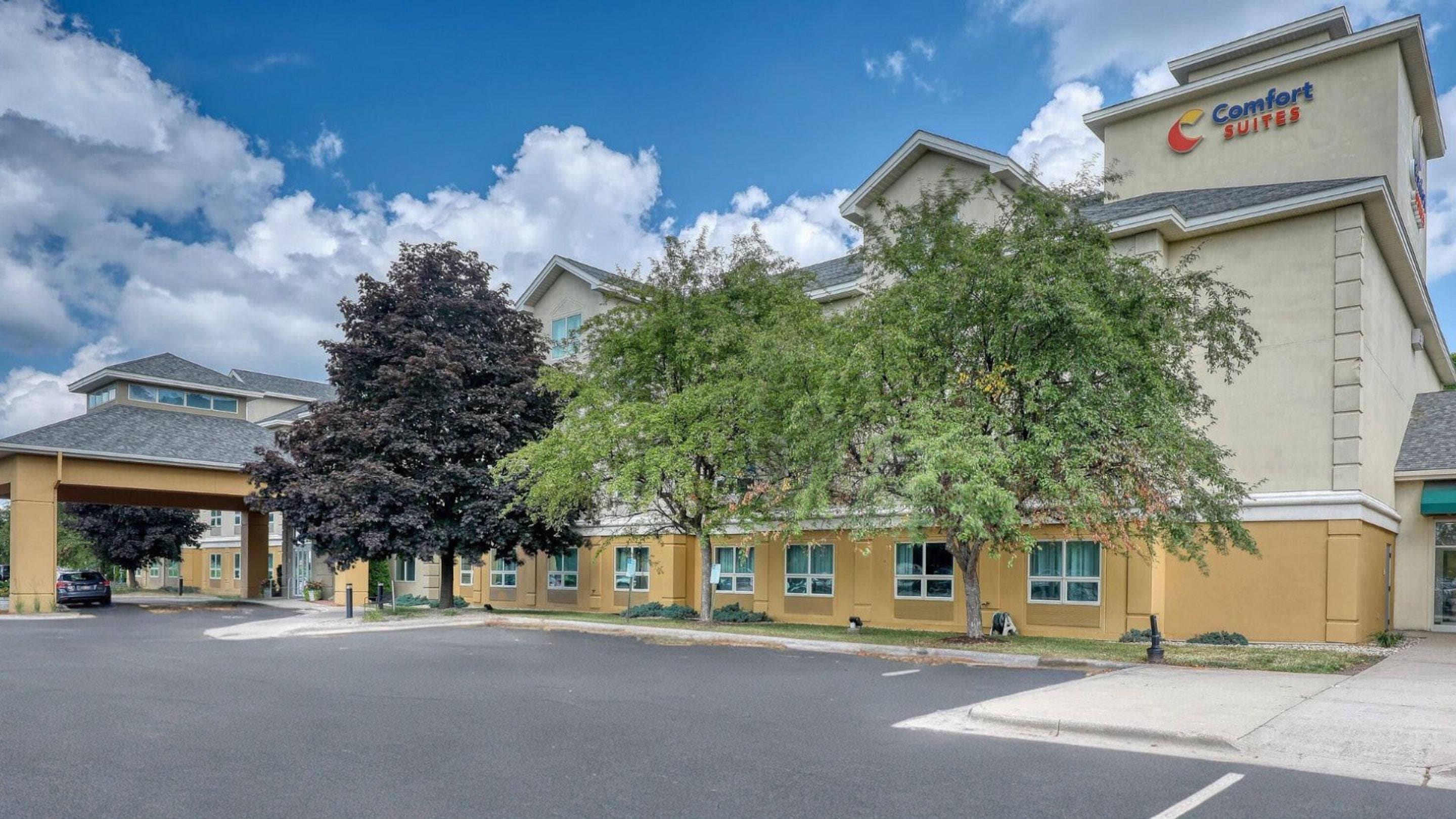 Hotel exterior | Comfort Suites Madison West
