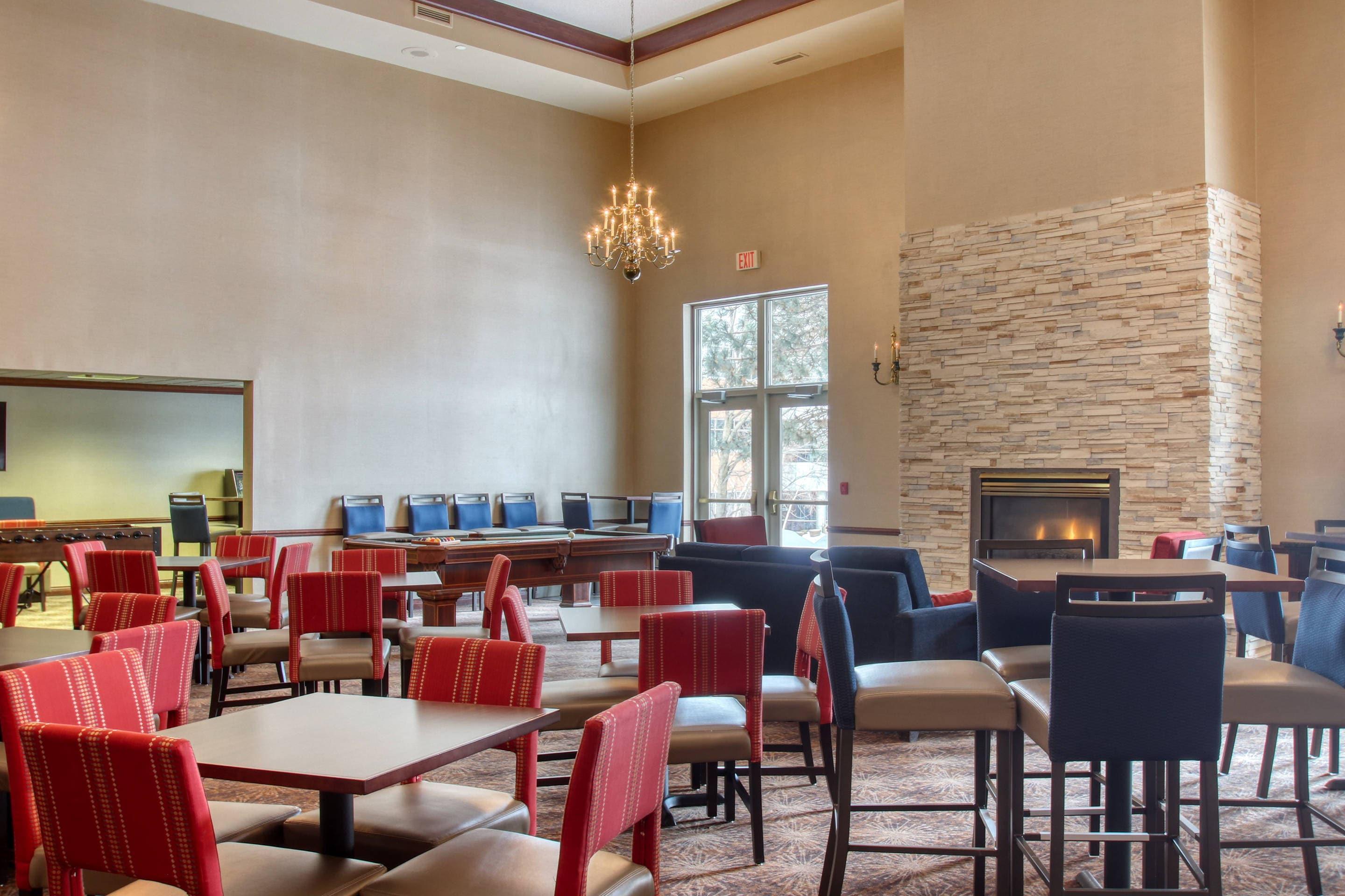 Breakfast area | Comfort Suites Madison West