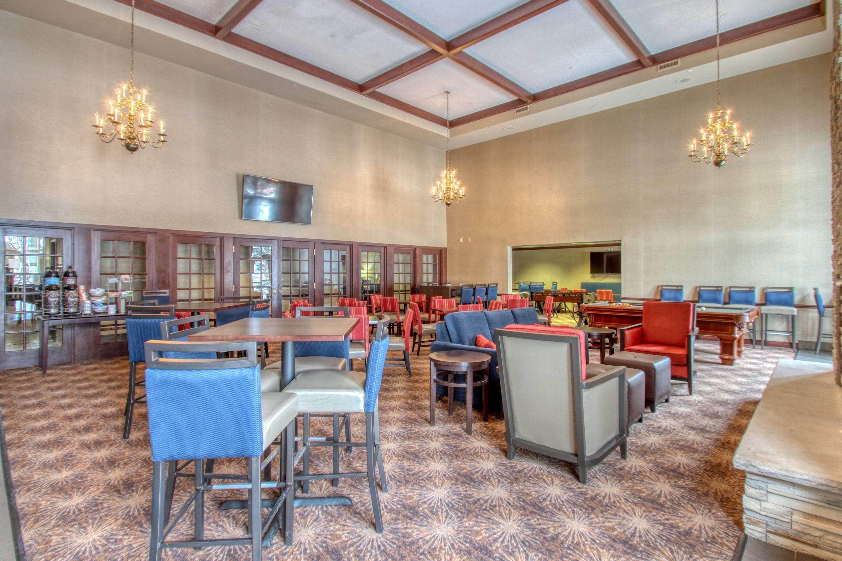 Breakfast area | Comfort Suites Madison West