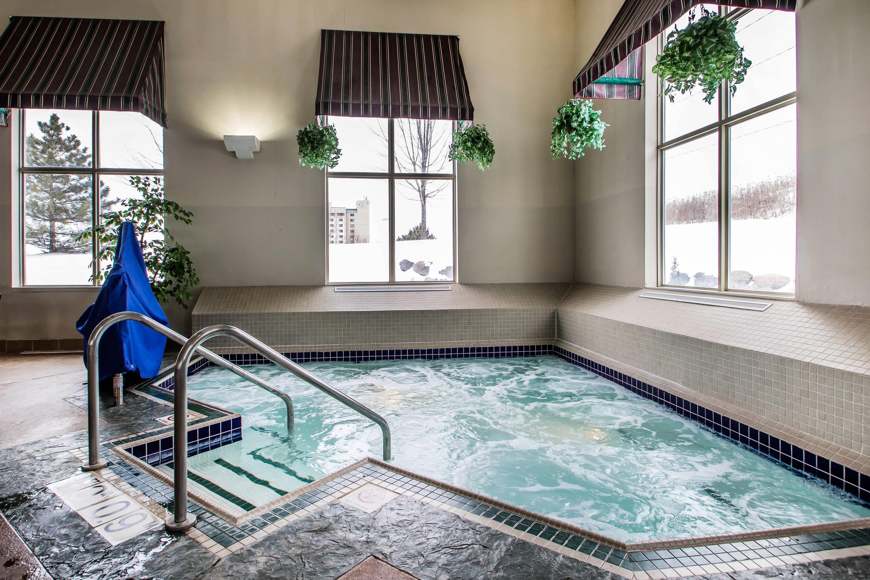 Indoor hot tub | Comfort Suites Madison West