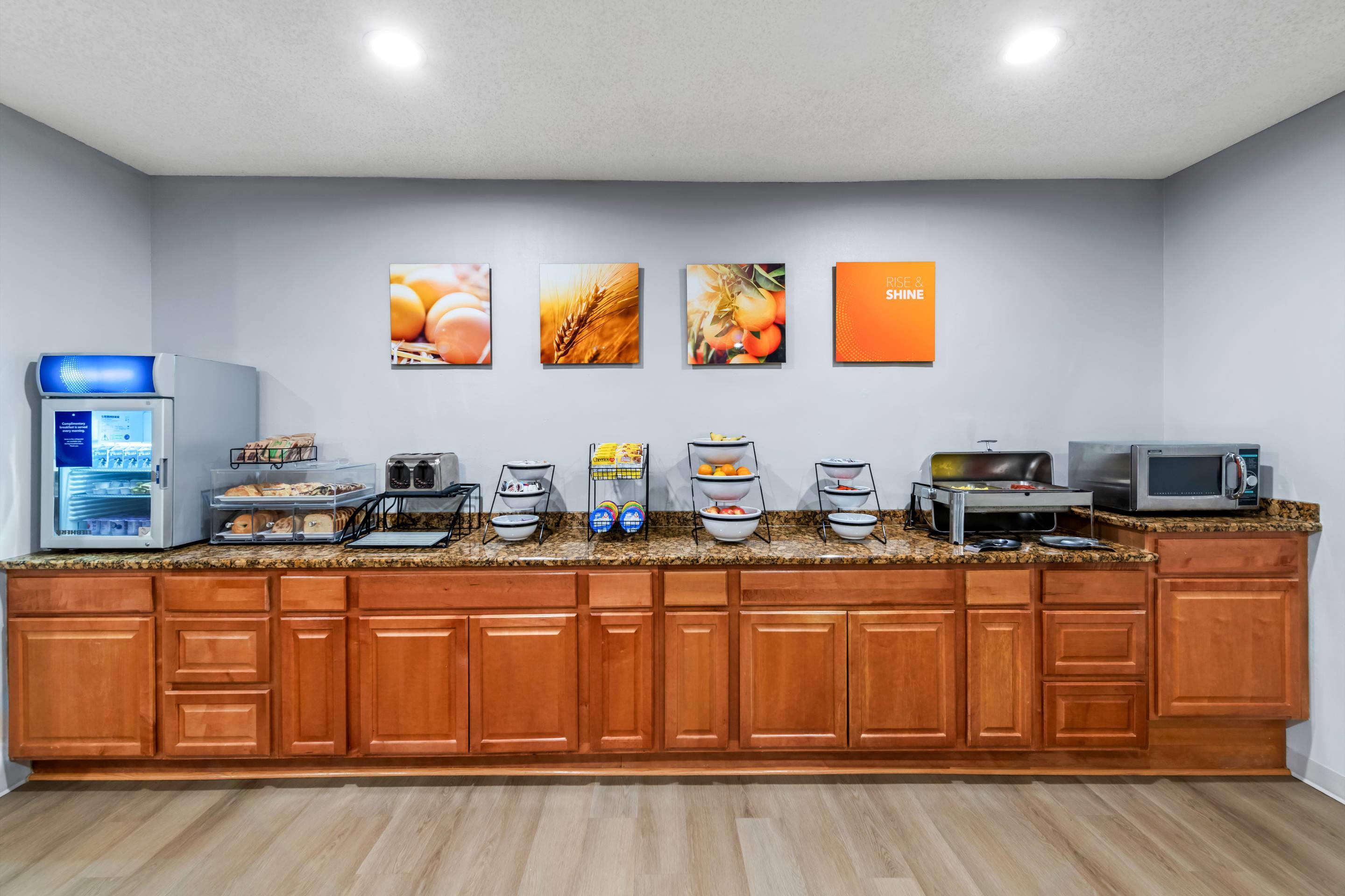 Breakfast area | Comfort Inn Rhinelander