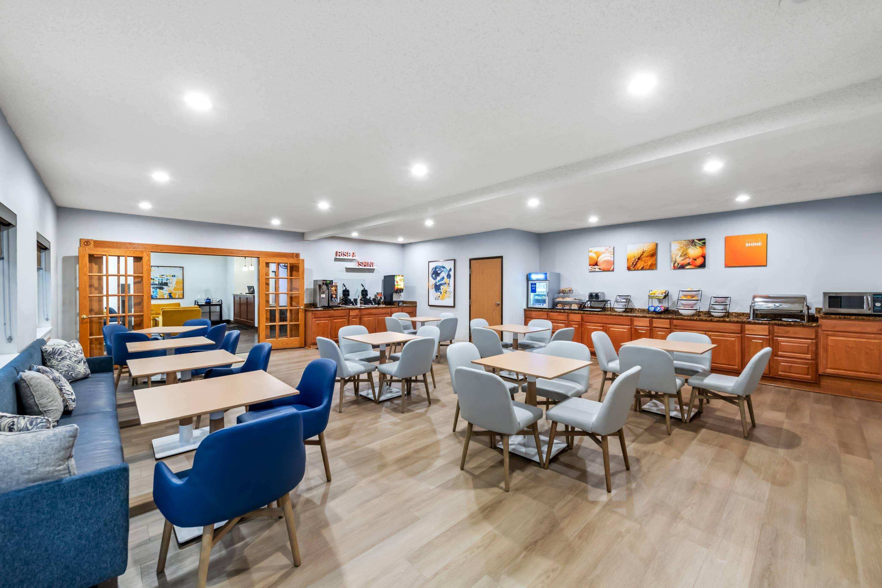Breakfast area | Comfort Inn Rhinelander