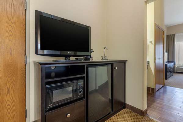 Suite - Comfort Inn & Suites Kenosha - I-41 & I-94, Exit 344