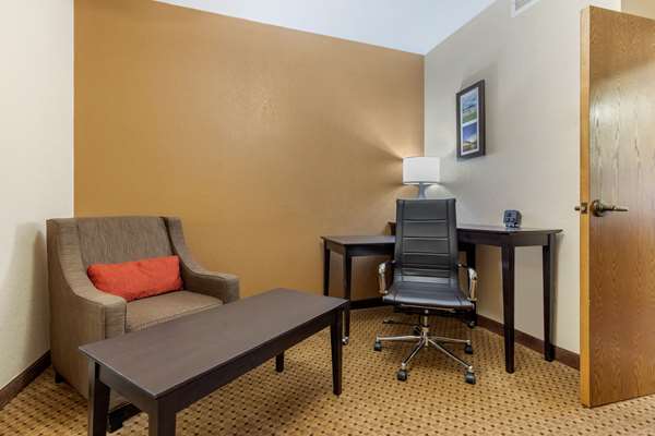 Suite - Comfort Inn & Suites Kenosha - I-41 & I-94, Exit 344
