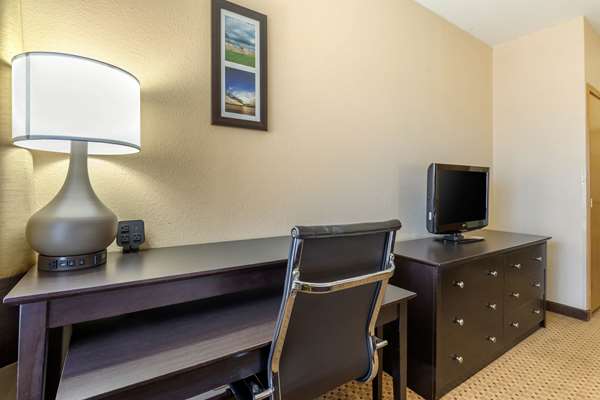 Suite - Comfort Inn & Suites Kenosha - I-41 & I-94, Exit 344