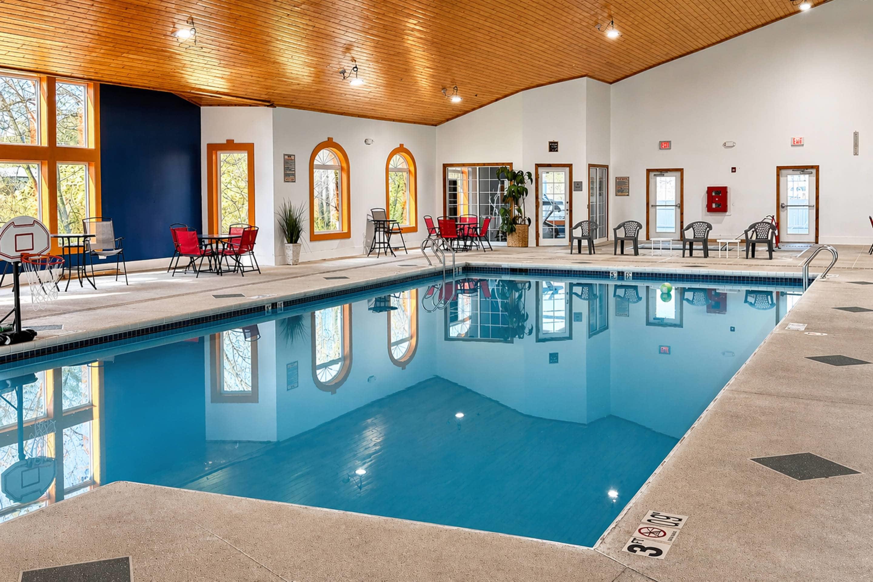 Indoor pool | Comfort Suites Wisconsin Dells Area